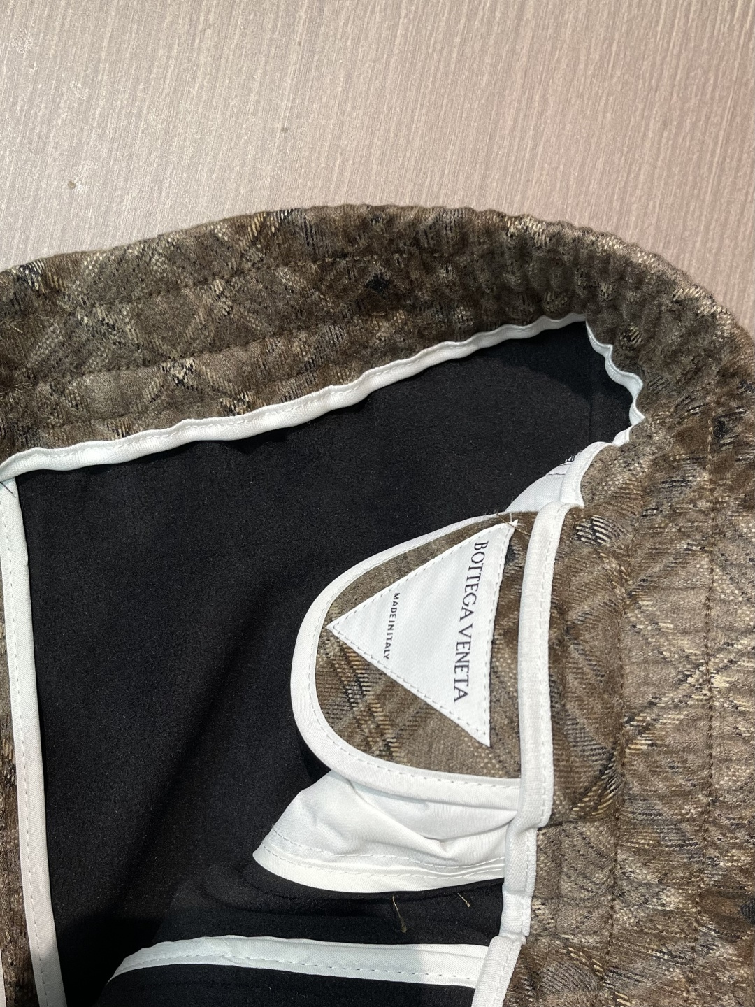 BV 加厚加绒定制暖棕色格调格仔裤，BV匠心打造的加厚加绒格仔裤，把冬日温暖与意式优雅缝进每一道细节。复