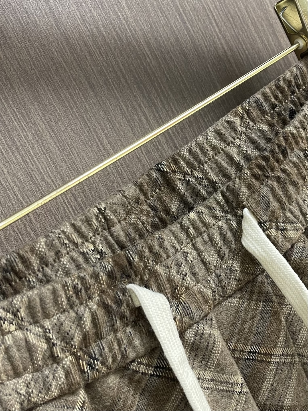 BV 加厚加绒定制暖棕色格调格仔裤，BV匠心打造的加厚加绒格仔裤，把冬日温暖与意式优雅缝进每一道细节。复