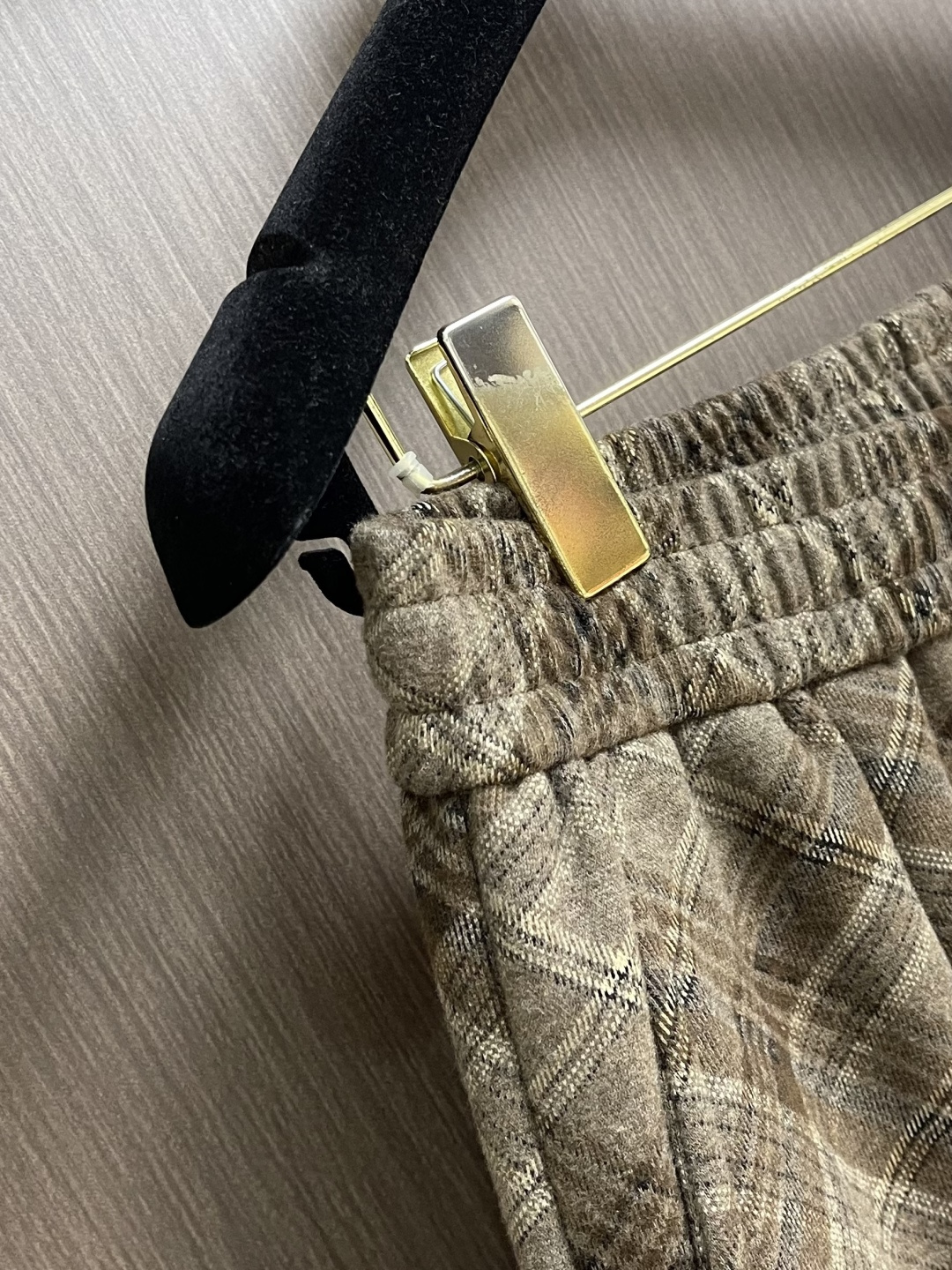 BV 加厚加绒定制暖棕色格调格仔裤，BV匠心打造的加厚加绒格仔裤，把冬日温暖与意式优雅缝进每一道细节。复