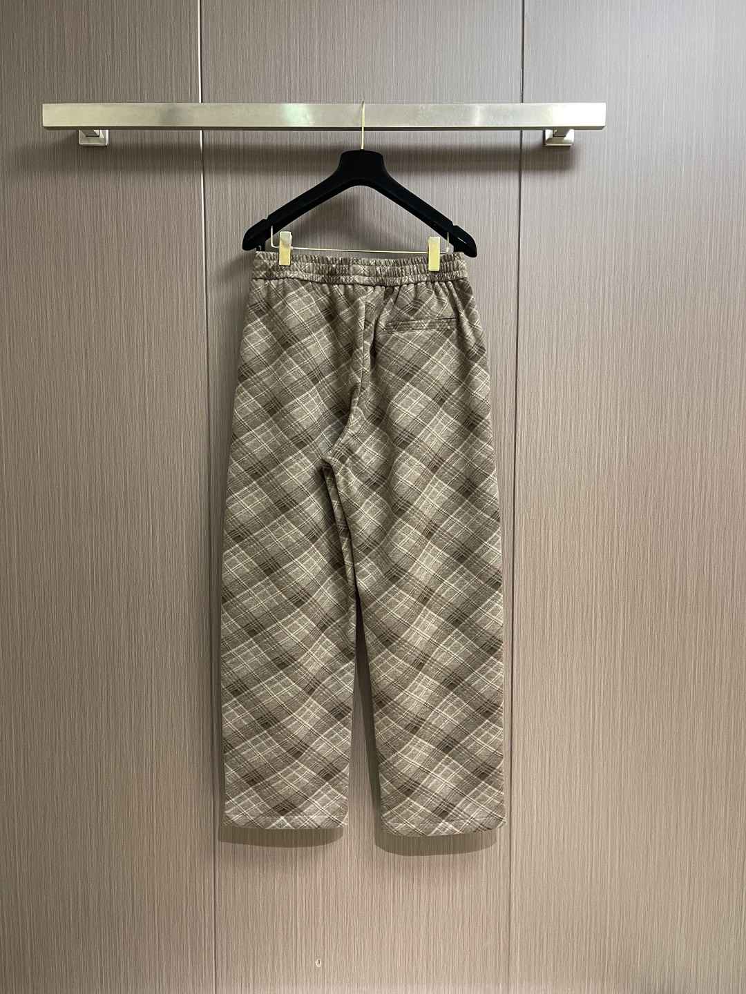 BV 加厚加绒定制暖棕色格调格仔裤，BV匠心打造的加厚加绒格仔裤，把冬日温暖与意式优雅缝进每一道细节。复