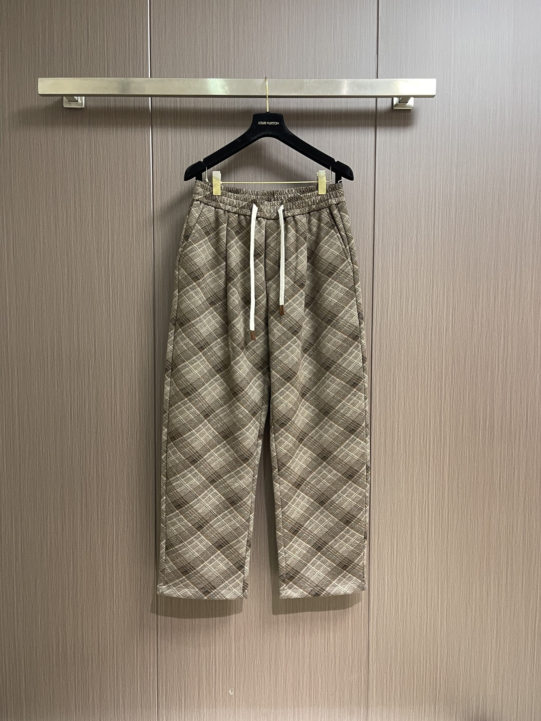 BV 加厚加绒定制暖棕色格调格仔裤，BV匠心打造的加厚加绒格仔裤，把冬日温暖与意式优雅缝进每一道细节。复