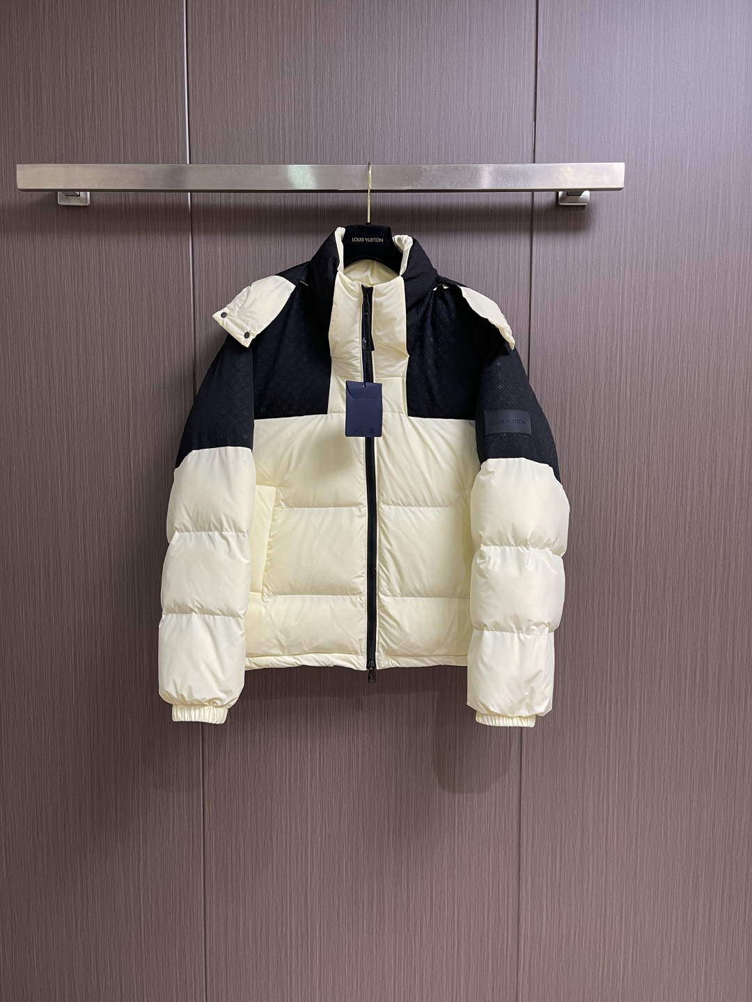 NO:660980,LV positioning pattern hooded cotton jacket, this practical jacket combines warmth and style. The body is made of two close-tone fabrics, and the yoke and hood are made of Mini Monogram embossed material. The detachable hood is cleverly stored on the side of the collar and sleeves and is decorated with logo silicone patches. Ecodown filling is light and warm. Fabric 1:92 nylon, 8 spandex; Fabric 2: 90 nylon, 10% spandex;  Lining 1: 92% nylon, 8% spandex; Lining 2: polyester fiber filling polyester fiber; excluding accessories; detachable hood, tear-resistant yoke and hood decorated with embossed logo, hem drawstring filled with Ecodown recycled polyester fiber, easy to care and has light texture, warmth and insulation properties. The overall wiring is straight and delicate, the fabric is comfortable and soft, the color is consistent and no color difference  It can be matched with the same style to create a fashionable look, and can be used in various occasions. Customized accessories, complete with three standards, same style for men and women!  Size S-XL S size Shoulder width 53 Bust size 122 Length 69 Size M Shoulder width 54 Bust size 126 Length 71 L size Shoulder width 55 Bust size 130 Length size 73 XL size Shoulder width 56 Bust size 134 Length 7519860909LV 定位图案连帽棉服外套,这款实用夹克兼具温度与风格.衣身由两种近色调面料拼配,抵肩与兜帽采用Mini Monogram 压纹材质.可拆卸兜帽巧妙收纳于衣领衣袖侧点缀标识硅胶贴饰Ecodown填充物轻盈保暖.面料1:92 锦纶, 8 氨纶；面料2: 90 锦纶, 10％氨纶； 内衬1:92％锦纶,8％氨纶；内衬2: 聚酯纤维填充物 聚酯纤维； 辅料除外；可拆卸兜帽抗撕裂抵肩与兜帽饰有压纹标识,下摆抽绳填Ecodown 再生聚酯纤维,易于护理并具有轻盈质感、保暖和隔热性能.整体走线平直细腻,面料舒适柔软,颜色一致无色差 能与同款搭配营造时尚造型,驾驭各种场合,定制辅料,三标齐全,男女同款！尺码S-XL  S码肩宽53 胸围122 衣长69 M码 肩宽54 胸围126 衣长71 L码肩宽55 胸围130 衣长73 XL码 肩宽56 胸围134 衣长75,,louis vuitton,jackets & coats,jackets & coats,hats, ,Men's clothing