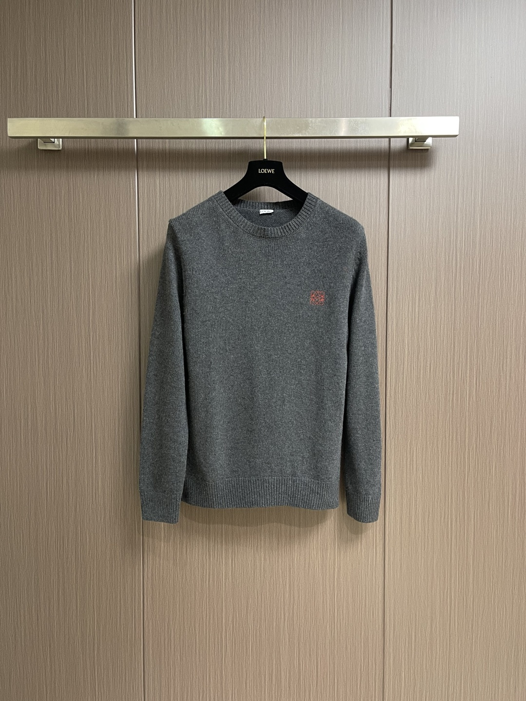 NO:661027,Loewe small logo embroidered wool round neck knitted sweater. This round neck sweater is made of lightweight wool plain fabric. The knitted style shows a slim fit!  Size M-XXL,,loewe,sweaters, 19860909Loewe 小标刺绣羊毛圆领针织毛衣,此款圆领针织衫,选用轻盈羊毛平织面料打造.针织款式,呈现修身版型！尺码M-XXL,,loewe,sweaters, ,Men's clothing