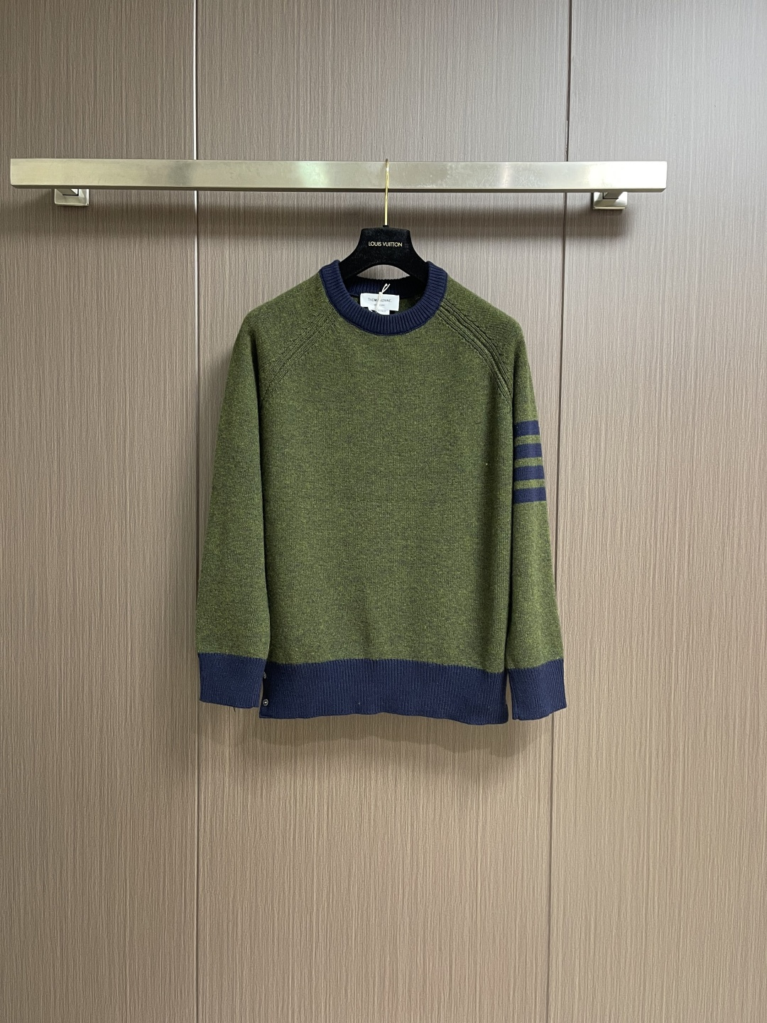 NO:661026,TB THOM BROWNE classic four-stripe round neck long-sleeved sweater, this Thom  Browne knitted sweater is made of fine cashmere blend fabric and is made by precision flat knitting process. It feels soft and skin-friendly and has good drape. The neckline is a classic round neck design, with ribbed edges of the same material, which elastically fits the neck; the shoulder sleeves use diagonal stitching raglan sleeve technology, which improves the comfort of shoulder movement while optimizing the silhouette. The left arm is decorated with the iconic four stripes, and the stripes are intarsia.  The craftsmanship is woven into the body, the color is uniform and not easy to fall off; the hem and cuffs are ribbed with the same fabric to maintain a unified overall style. The overall style is loose and casual, the stitching of the body is fine and even, and the edges are seamed and reinforced, taking into account both texture and durability. It is a basic item that combines simplicity and brand recognition for daily wear. The overall routing is straight and delicate, the fabric is comfortable and soft, and the color is consistent without color difference.  It can be matched with the same style to create a fashionable look, and can be used in various occasions. Customized accessories, complete with three standards, same style for men and women!  Size 1-2-3-4-5 1 size, sleeve length 72, bust 106, dress length 65, 2 size, sleeve length 73, bust 110, dress length 67, 3 size, sleeve length 74, chest size 114, dress length 69, 4 size, sleeve length 75, bust 118, dress length 71, 5 size, sleeve length 76, bust 122, dress length 73,,sweaters,alexander  wang19860909TB THOM BROWNE经典四条杠圆领长袖毛衣,这件Thom Browne针织毛衣采用细腻羊绒混纺面料,经精密平针编织工艺制成,触感柔软亲肤且垂坠感佳.领口为经典圆领设计,搭配同材质罗纹收边,弹性贴合颈部；肩袖处采用斜向车线的插肩袖工艺,提升肩部活动舒适度的同时优化版型线条.左臂装饰标志性四道条纹,条纹通过嵌花工艺织入衣身,色彩均匀且不易脱落；下摆及袖口均为同面料罗纹收口,保持整体风格统一.整体版型为宽松休闲款,衣身针脚细密均匀,边缘处经锁边加固处理,兼顾质感与耐穿性,是日常穿搭中兼具简约与品牌辨识度的基础单品.整体走线平直细腻,面料舒适柔软,颜色一致无色差 能与同款搭配营造时尚造型,驾驭各种场合,定制辅料,三标齐全,男女同款！尺码1-2-3-4-5 1码袖长72 胸围106 衣长65 2码 袖长73 胸围110 衣长67 3码 袖长74 胸围114 衣长69 4码 袖长75 胸围118 衣长71 5码 袖长76 胸围122 衣长73,,sweaters, ,Men's clothing