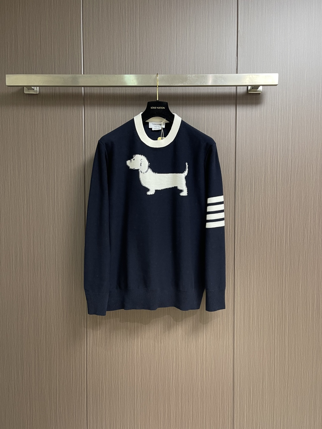 NO:661018,THOM BROWNE TB new color-blocked reverse-soled puppy pullover sweater, pure cotton yarn knitted with intarsia technology, custom webbing, deep sea shell rainbow buttons, loose fit for men and women, size 1-2-3-4, 1 size, shoulder width 45, bust 108, length 65, size 2, shoulder width 46, chest size 112, length 67, size 3, shoulder width 47, bust 116, length 69, size 4  Shoulder width 48, bust 120, length 71,,sweaters, 19860909THOM BROWNE TB 新款拼色反底小狗套头毛衣 纯棉纱线编织 采用嵌花工艺 定制织带 深海贝壳彩虹纽扣 宽松版型男女同款 尺码1-2-3-4 1码肩宽45 胸围108衣长65 2码 肩宽46 胸围112 衣长67 3码 肩宽47 胸围116 衣长69 4码 肩宽48 胸围120衣长71,,sweaters, ,Men's clothing