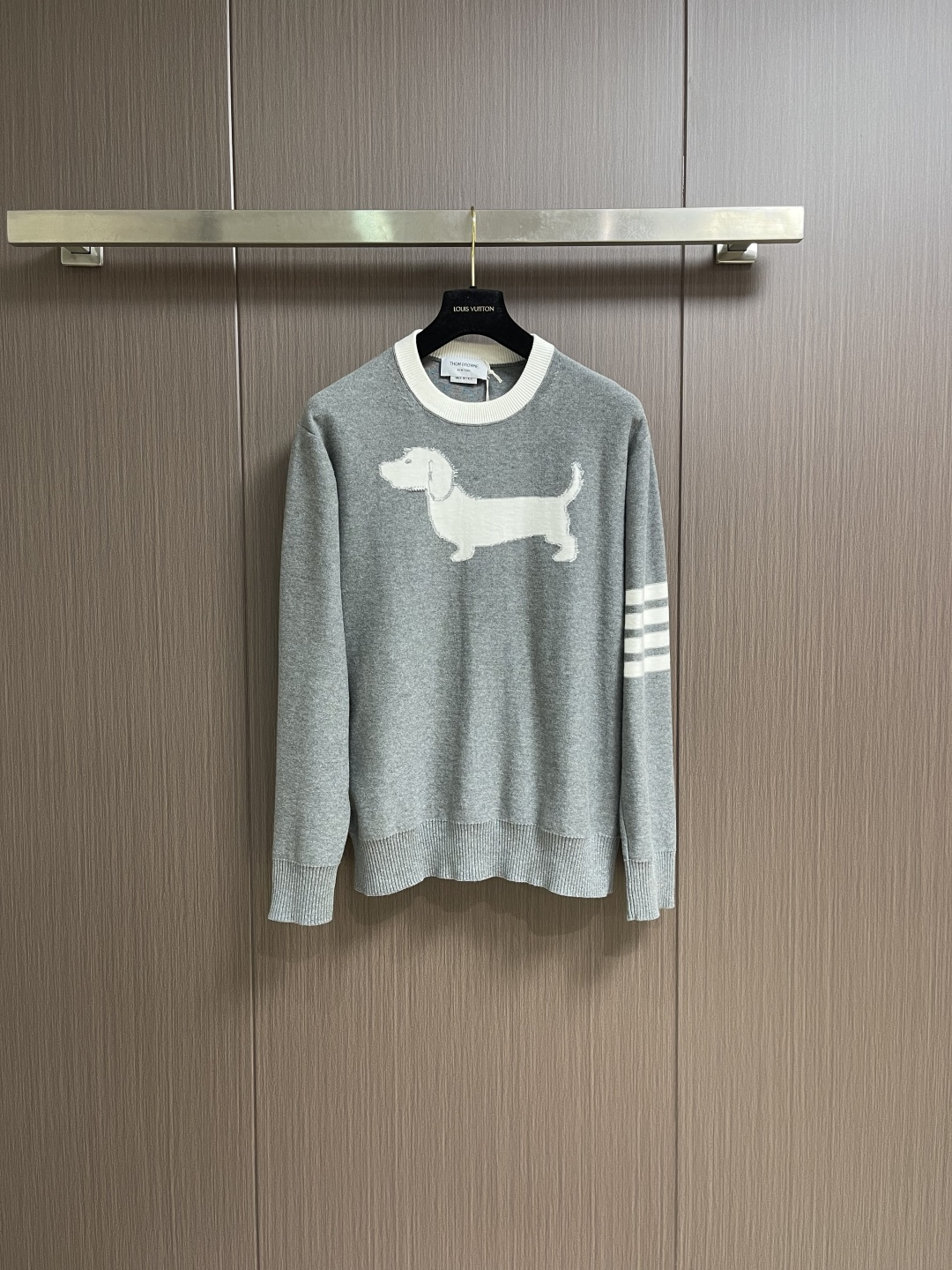 NO:661022,THOM BROWNE TB new color-blocked reverse bottom puppy pullover sweater, pure cotton yarn knitted with intarsia technology, custom webbing, deep sea shell rainbow buttons, loose fit for men and women. Size 1-2-3-4, 1 size, shoulder width 45, bust 108, length 65, size 2, shoulder width 46, bust 112, length 67, size 3, shoulder width 47, bust 116, length 69, size 4  Shoulder width 48, bust 120, length 71,,sweaters, 19860909THOM BROWNE TB 新款拼色反底小狗套头毛衣 纯棉纱线编织 采用嵌花工艺 定制织带 深海贝壳彩虹纽扣 宽松版型男女同款.尺码1-2-3-4 1码肩宽45 胸围108衣长65 2码 肩宽46 胸围112 衣长67 3码 肩宽47 胸围116 衣长69 4码 肩宽48 胸围120衣长71,,sweaters, ,Men's clothing