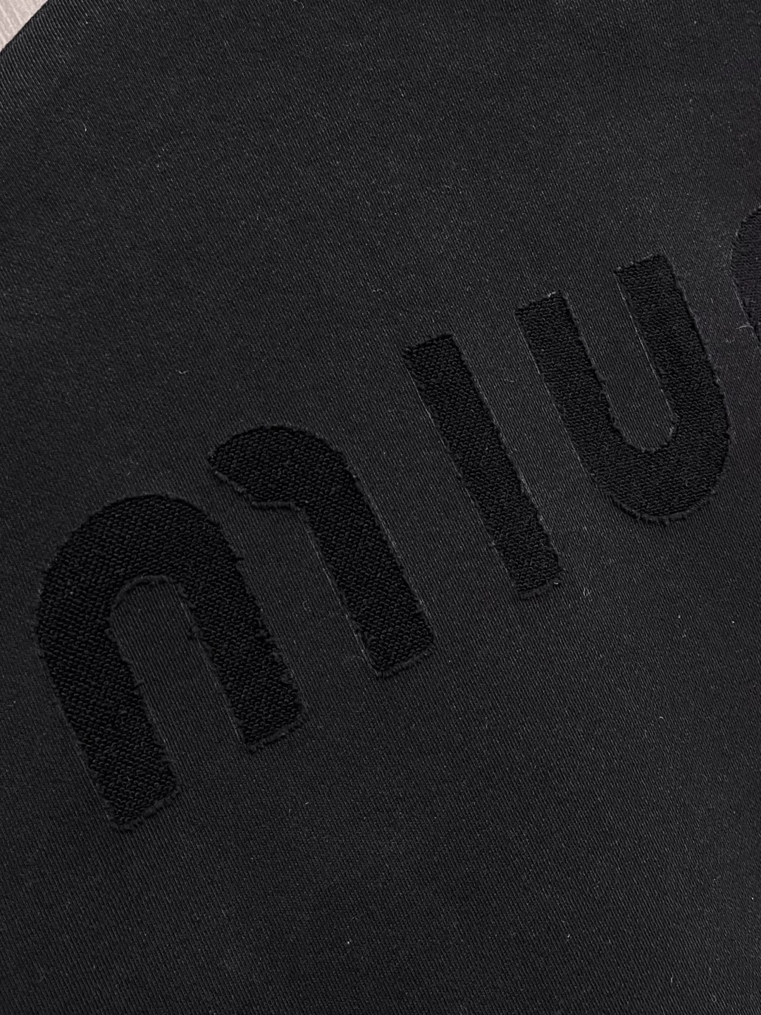 MiuMiu半拉链高领卫衣，纯棉鱼鳞抓绒底面料、刺绣徽标点缀、Oversize版型、长袖搭配罗纹针织袖口