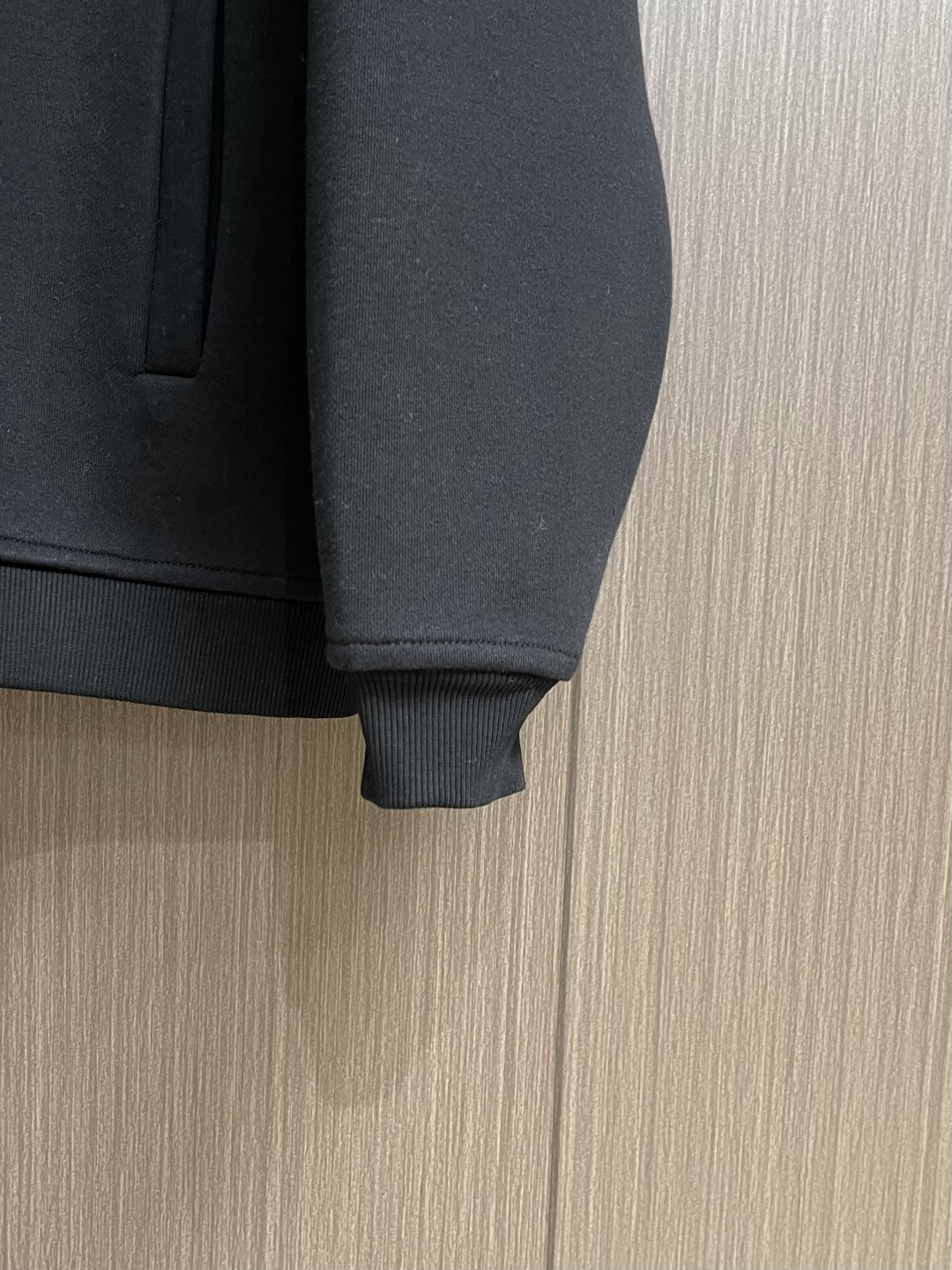 MiuMiu半拉链高领卫衣，纯棉鱼鳞抓绒底面料、刺绣徽标点缀、Oversize版型、长袖搭配罗纹针织袖口