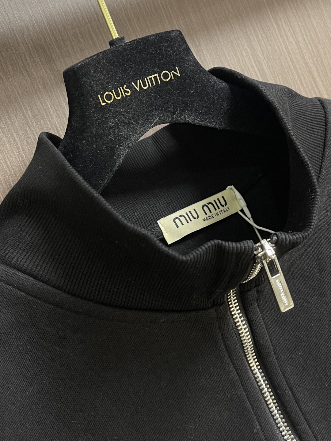 MiuMiu半拉链高领卫衣，纯棉鱼鳞抓绒底面料、刺绣徽标点缀、Oversize版型、长袖搭配罗纹针织袖口