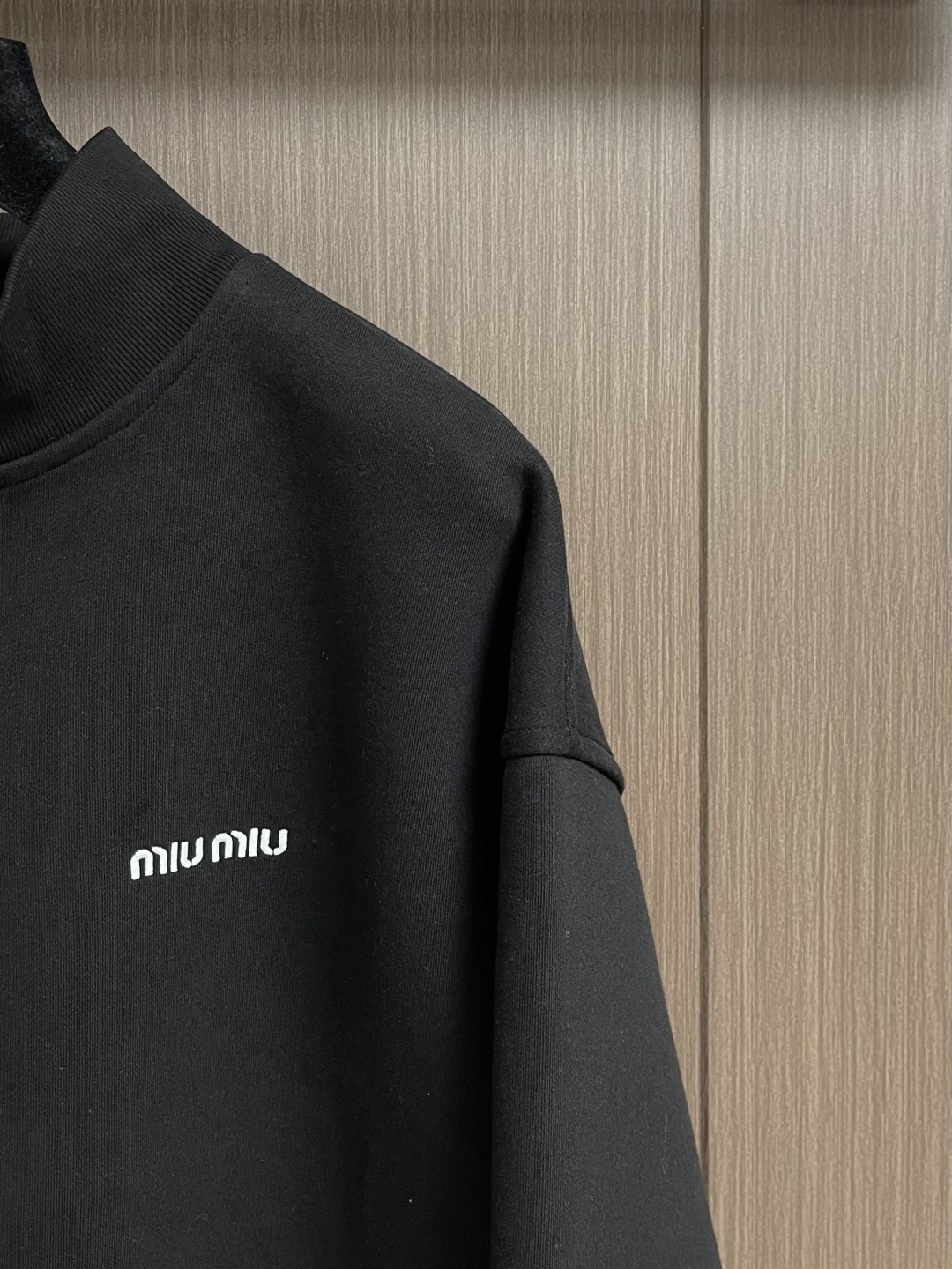 MiuMiu半拉链高领卫衣，纯棉鱼鳞抓绒底面料、刺绣徽标点缀、Oversize版型、长袖搭配罗纹针织袖口