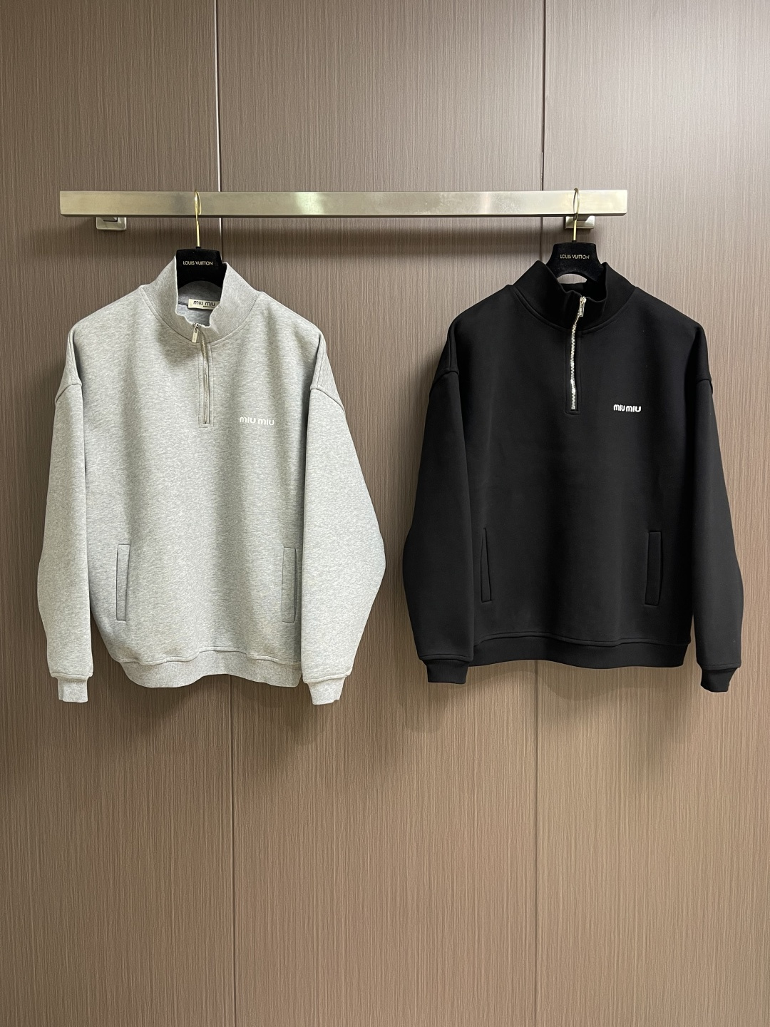 MiuMiu半拉链高领卫衣，纯棉鱼鳞抓绒底面料、刺绣徽标点缀、Oversize版型、长袖搭配罗纹针织袖口