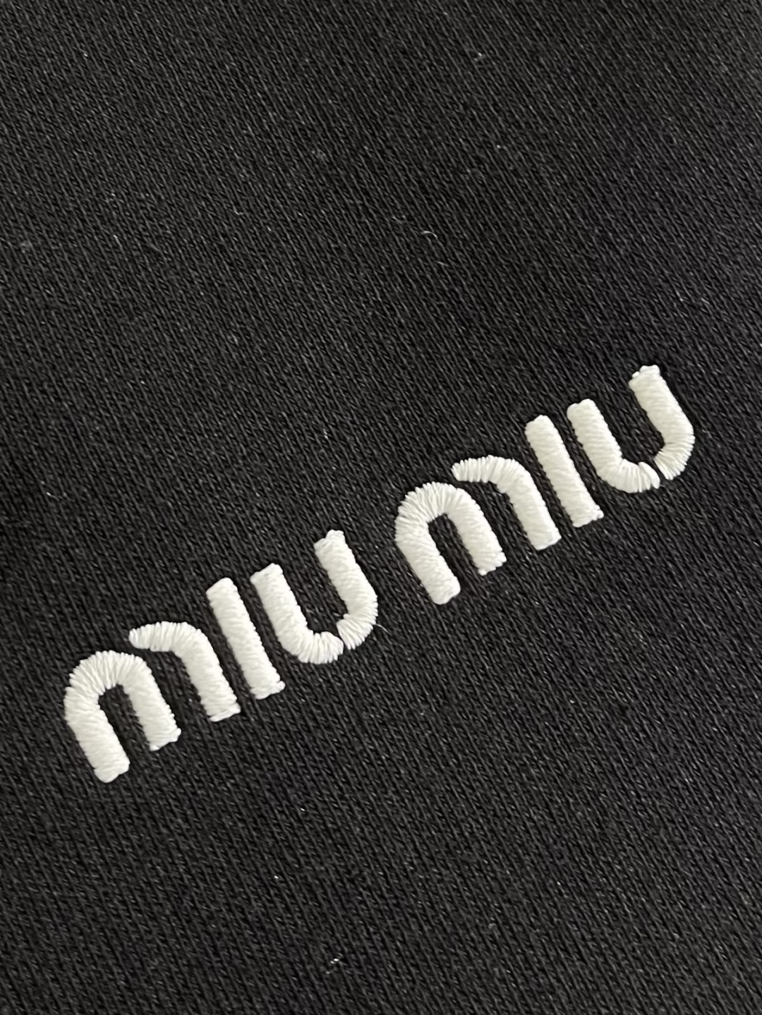 MiuMiu半拉链高领卫衣，纯棉鱼鳞抓绒底面料、刺绣徽标点缀、Oversize版型、长袖搭配罗纹针织袖口