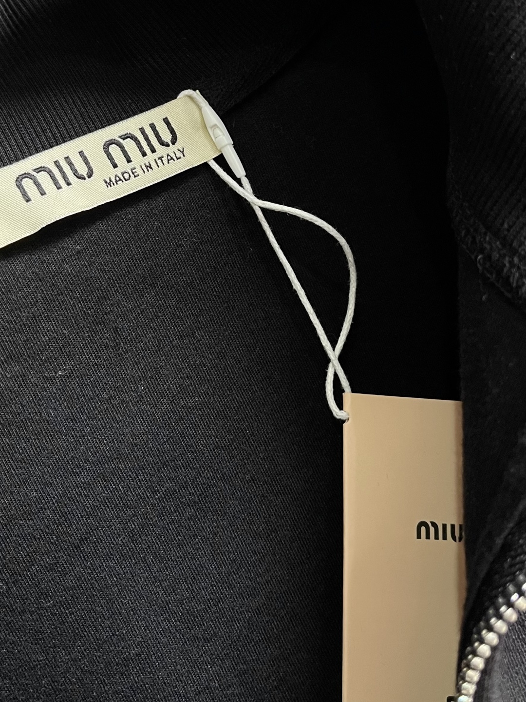 MiuMiu半拉链高领卫衣，纯棉鱼鳞抓绒底面料、刺绣徽标点缀、Oversize版型、长袖搭配罗纹针织袖口