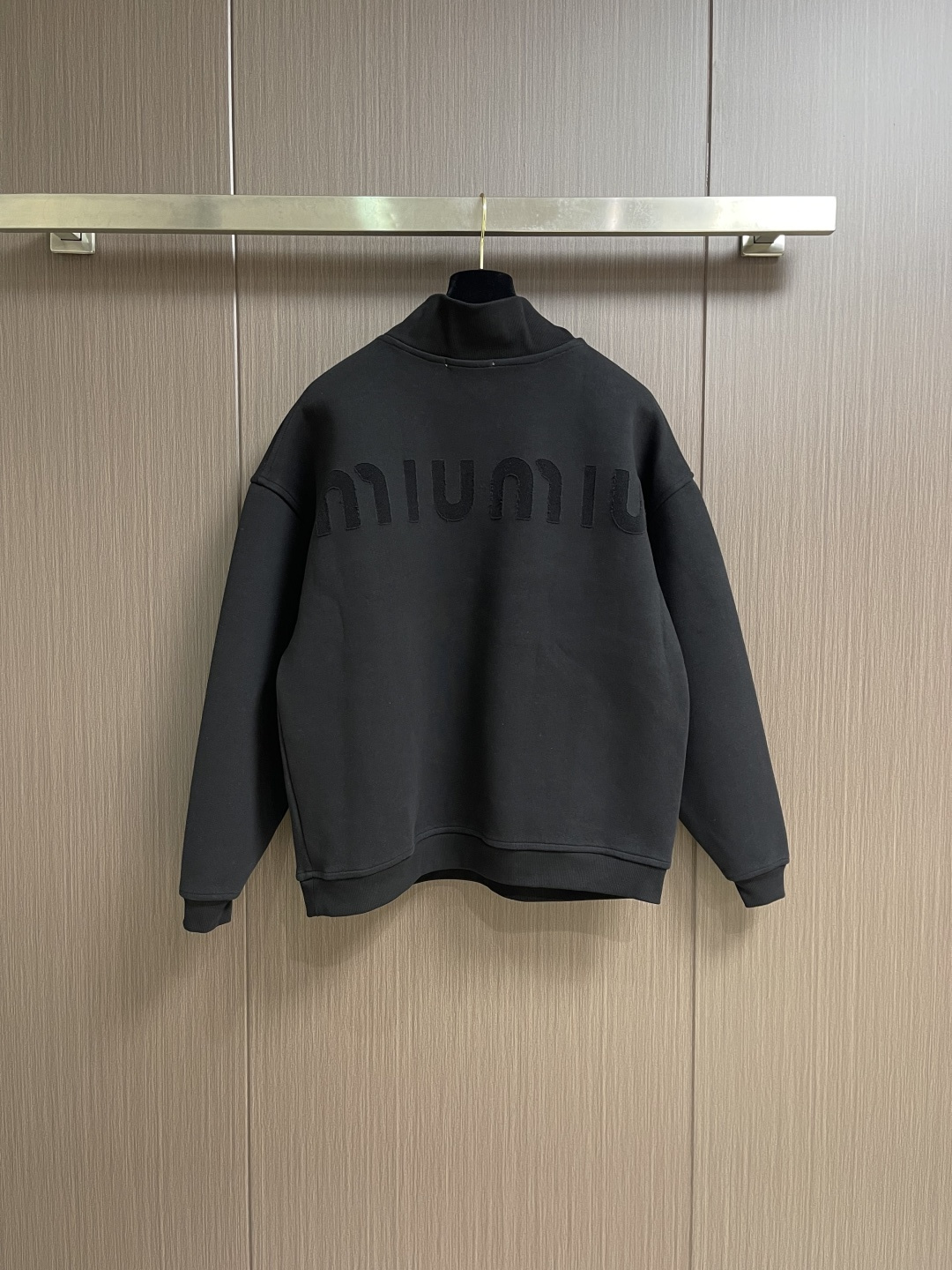 MiuMiu半拉链高领卫衣，纯棉鱼鳞抓绒底面料、刺绣徽标点缀、Oversize版型、长袖搭配罗纹针织袖口