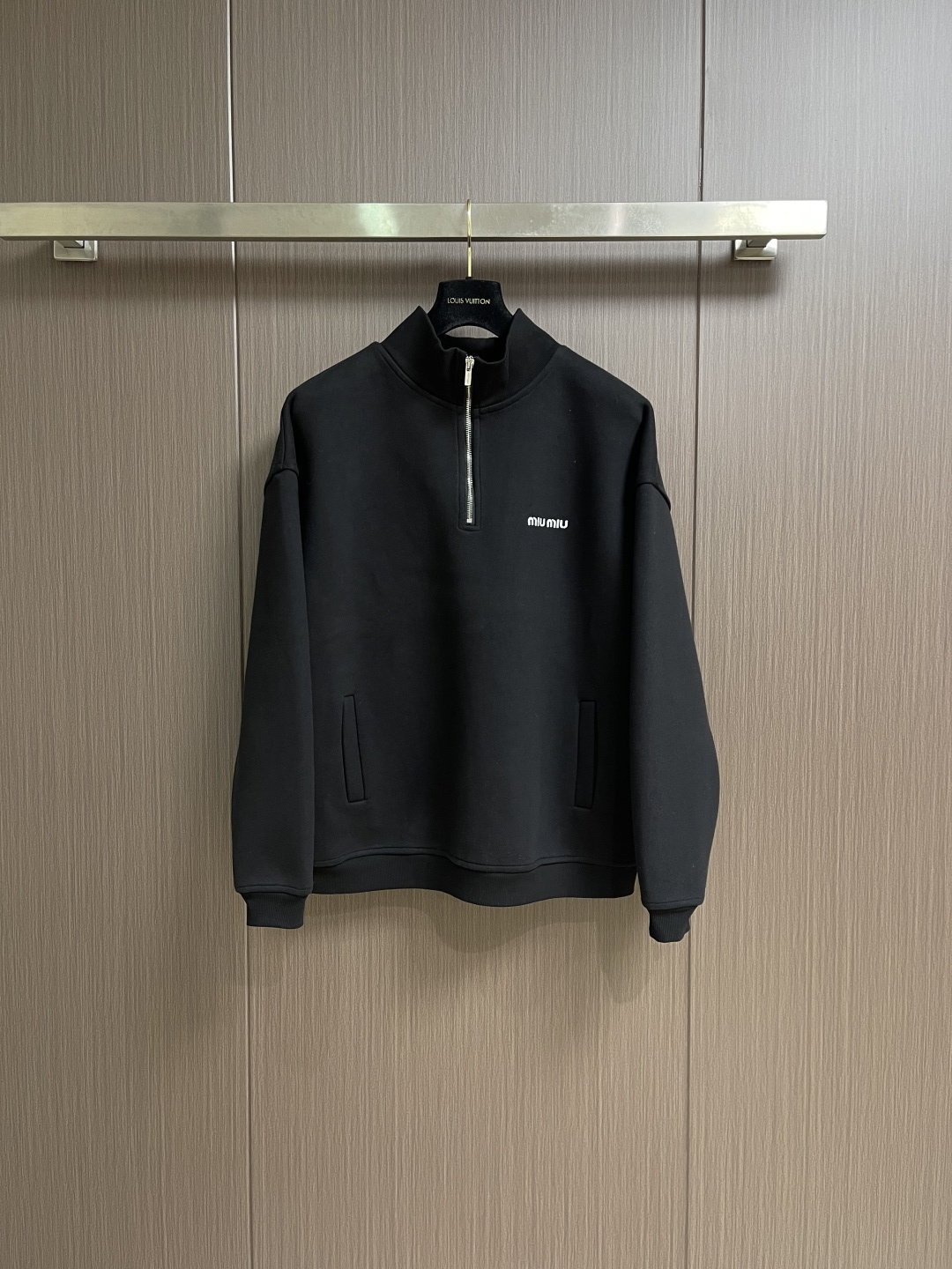 MiuMiu半拉链高领卫衣，纯棉鱼鳞抓绒底面料、刺绣徽标点缀、Oversize版型、长袖搭配罗纹针织袖口