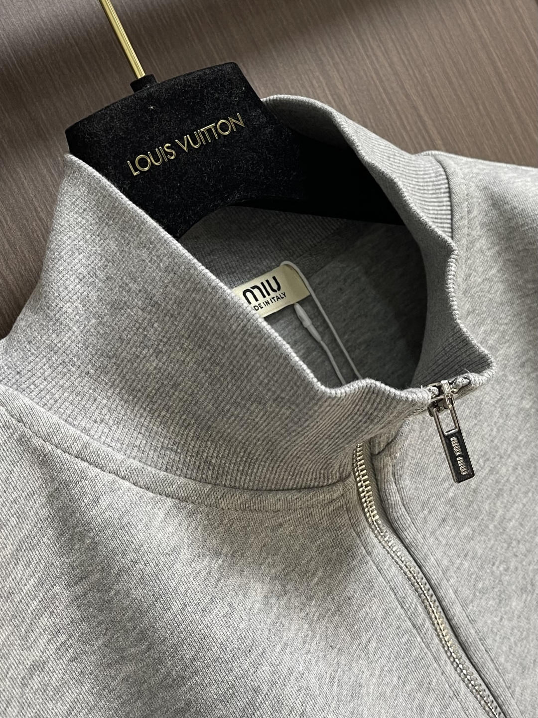 MiuMiu半拉链高领卫衣，纯棉鱼鳞抓绒底面料、刺绣徽标点缀、Oversize版型、长袖搭配罗纹针织袖口