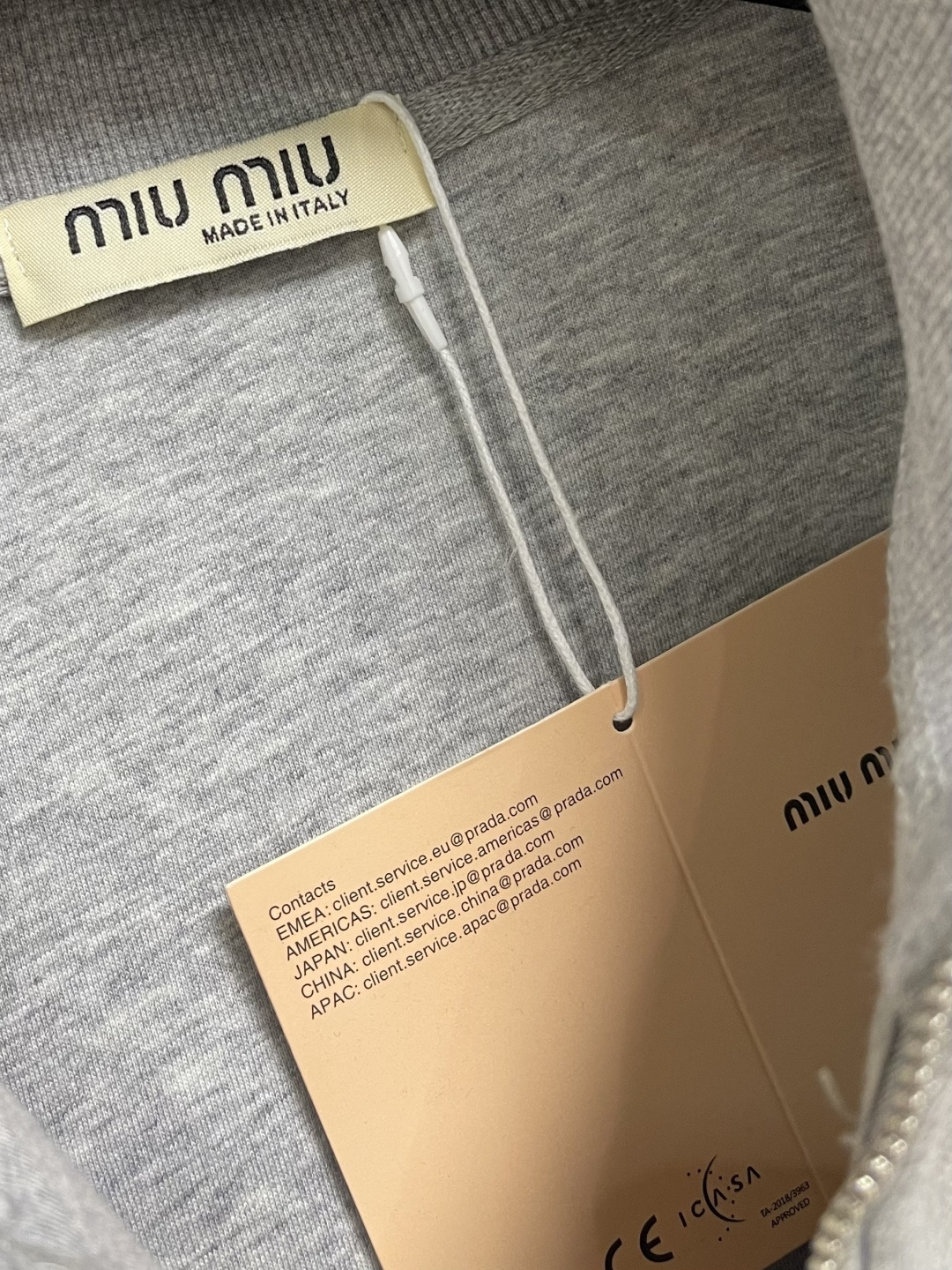 MiuMiu半拉链高领卫衣，纯棉鱼鳞抓绒底面料、刺绣徽标点缀、Oversize版型、长袖搭配罗纹针织袖口