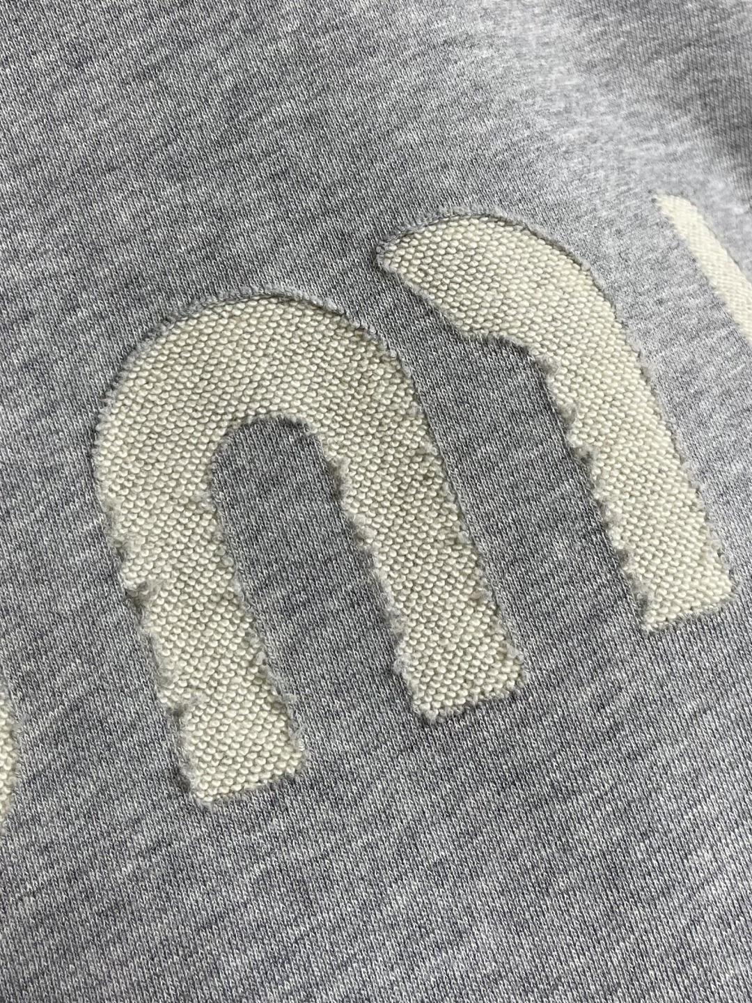 MiuMiu半拉链高领卫衣，纯棉鱼鳞抓绒底面料、刺绣徽标点缀、Oversize版型、长袖搭配罗纹针织袖口