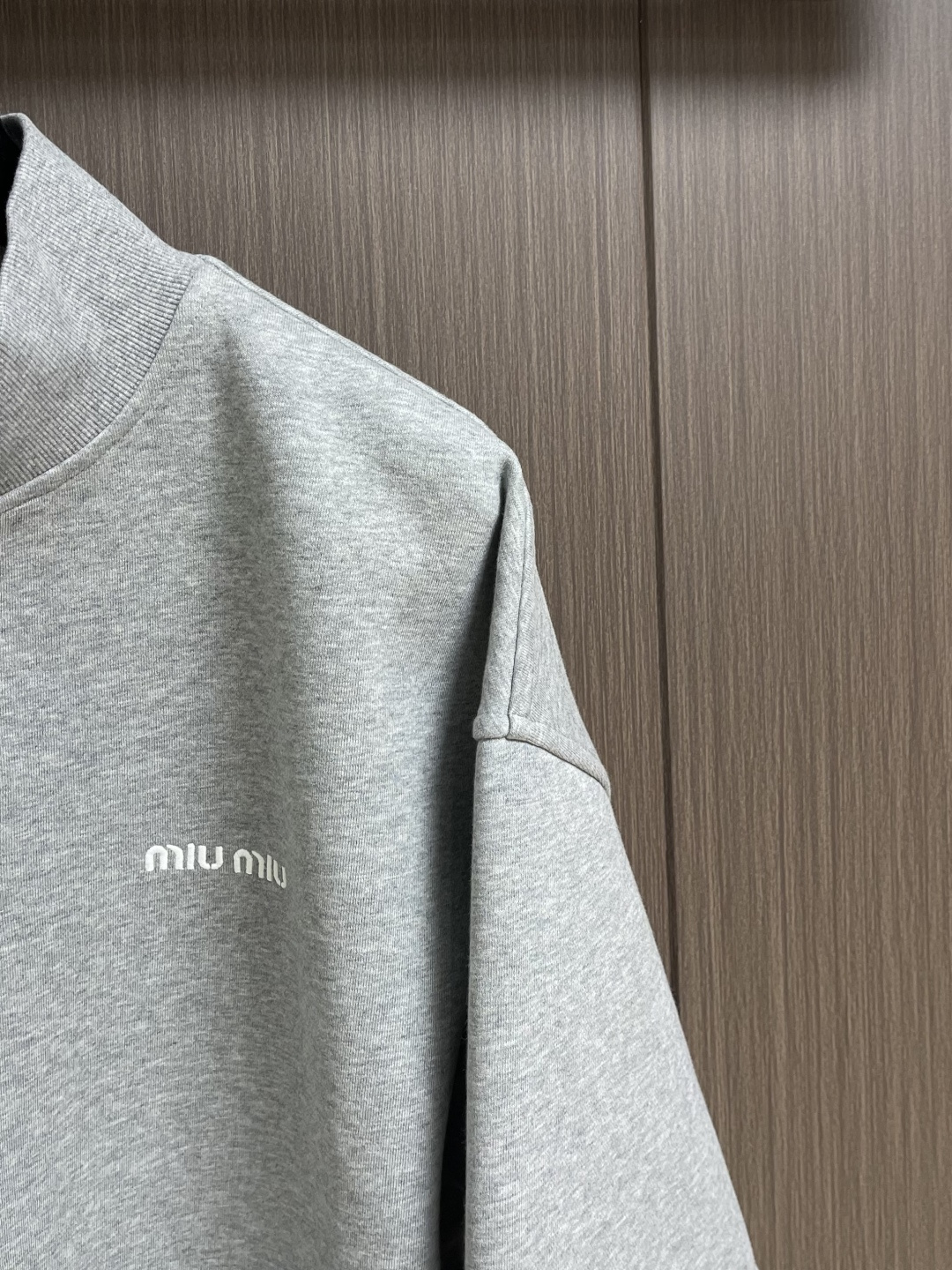 MiuMiu半拉链高领卫衣，纯棉鱼鳞抓绒底面料、刺绣徽标点缀、Oversize版型、长袖搭配罗纹针织袖口