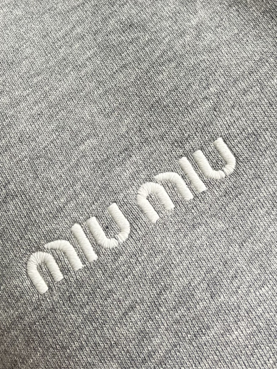 MiuMiu半拉链高领卫衣，纯棉鱼鳞抓绒底面料、刺绣徽标点缀、Oversize版型、长袖搭配罗纹针织袖口