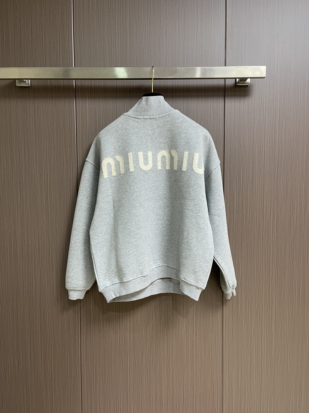 MiuMiu半拉链高领卫衣，纯棉鱼鳞抓绒底面料、刺绣徽标点缀、Oversize版型、长袖搭配罗纹针织袖口