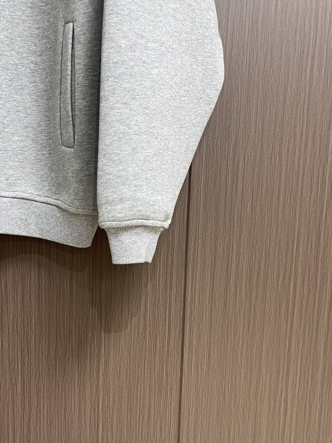 MiuMiu半拉链高领卫衣，纯棉鱼鳞抓绒底面料、刺绣徽标点缀、Oversize版型、长袖搭配罗纹针织袖口