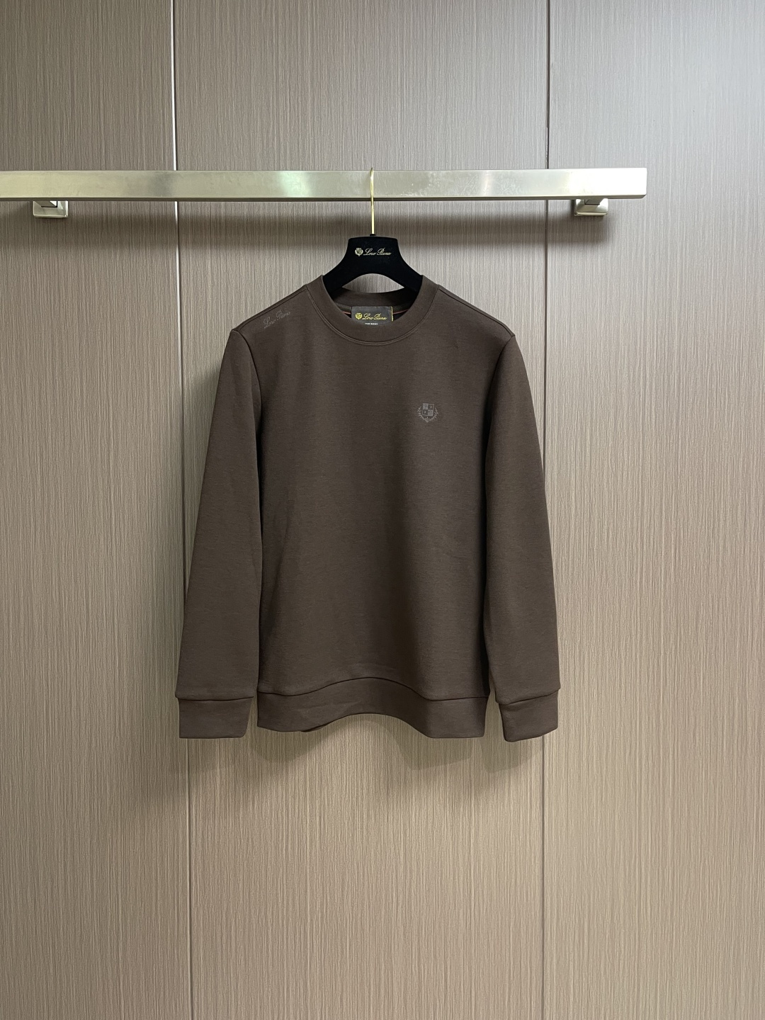 NO:660986,Loropiana LP is the new autumn and winter carbon brushed plain cotton round neck sweatshirt. It is made of 275 grams of pure cotton that is custom-woven and dyed. The fabric is carbon brushed and has a soft and delicate velvet texture on the surface. It is very skin-friendly and comfortable. It can not only give you a fashionable and stylish dressing effect, but also provide effective warmth and breathability. It has excellent appearance and texture, and can easily beat all autumn and winter fabrics on the market!  The neckline, cuffs and hem are all ribbed and spliced to make it more wear-resistant. At the same time, the overall neat and detailed cutting embodies a natural sense of grandeur. The overall clean style shows a low-key luxury sense of high-end. It is fully in line with modern people's requirements for wearability and high matching, and it also has a sense of fashion. Size 48-56, size 48, bust 102, middle length 66  Shoulder width 43.5 50 yards Chest 106 Back center length 69 Shoulder width 45 52 yards Bust 110 Back center length 71 Shoulder width 46.5 54 yards Chest 114 Back center length 73 Shoulder width 48 56 yards Bust 118 Back center length 75 Shoulder width 49.5,,loro piana,loro piana,hoodie,sweatshirts, 19860909Loropiana LP 秋冬新款碳素磨绒毛平纹棉布圆领卫衣,客供定织定染275克纯棉材质制成,面料做碳素磨毛工艺处理,表面软糯细腻的绒毛质地,相当亲肤舒适,既能给你时尚有型的着身效果,又能起到有效的保暖透气性,极佳的品相质感,轻松碾压市面所有秋冬面料！领口、袖口以及下摆都做了罗纹拼接的处理,在穿着上做到更加的久穿耐磨,同时整体工整细密的走线裁剪,更是体现着一种浑然天成的大气感,整体净版的款式更是显露出低调奢华的高级感,完全符合现代人对于穿衣的实穿性跟高搭配度,还兼具时尚感,尺码48-56 48码 胸围102 后中长66 肩宽43.5 50码 胸围106 后中长69 肩宽45 52码 胸围110后中长71 肩宽46.5 54码 胸围114 后中长73肩宽48 56码 胸围118 后中长75肩宽49.5,,loro piana,loro piana,hoodie,sweatshirts, ,Men's clothing