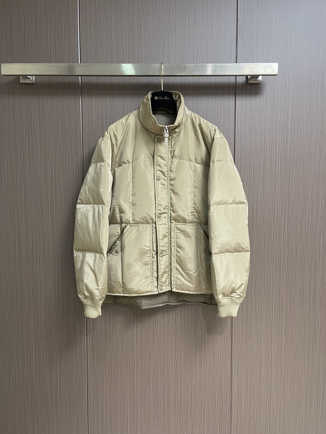 NO:660988,Tom Ford TF's new autumn and winter Italian light luxury 90% white duck down stand-up collar and leather design mid-length down jacket!  The outer layer is made of imported polyester fiber material supplied by customers, which has excellent wear resistance and anti-wrinkle performance. The high energy of TF lies not only in the precise control of cutting and fabrics, but also in the fact that the designer himself is very expert in showing charm value!  The inner checkered quilted down filling is made of 90% white duck down  Its high and uniform down content makes the down jacket fluffy and full, with good warmth and temperature locking properties. The overall style is simple and clean, but without losing the brand's luxurious charm. The loose tailoring brings a sense of leisure, and the stand-up collar design can protect your neck to the extreme and ensure that cold wind does not invade. The stand-up collar design decorated with natural cow leather details is more luxurious. The double slip pockets are equipped with webbing edges and snap-button plackets, which can not only block the cold wind, but also keep warmth. Knitted jacquard rib cuffs  The design not only adds windproof and warm functions, but also gives people a comfortable and skin-friendly touch. The anti-static and anti-drilling velvet silky and thin lining and the long front and short back version fit the body better, allowing you to easily cope with the cold winter weather. TF family stand-up collar down  The details of the clothing highlight its excellent quality, keeping you warm and fashionable. Whether it is daily leisure or social occasions, it can become your highlight. Choose the TF stand collar down jacket now, so that you can enjoy warmth and beauty in the cold winter!  Size M-3XL,,tom ford,tom ford,fendi,jackets & coats,down jacket,cowhide, 19860909Tom Ford TF 秋冬新品意式轻奢90％白鸭绒立领拼皮设计中长款羽绒服外套！外层选用客供进口聚酯纤维材质,耐磨抗皱性能相当出色.TF的高能点,并不止在于对裁剪和面料的精准把控,而在于设计师本人对于展现魅力值这件事非常行家！内里方格绗缝羽绒填充选用了90％白鸭绒 其高且均匀的充绒含量使羽绒服蓬松饱满,具有良好的保暖锁温性能.整体风格简洁干净,但又不失品牌的奢华魅力.宽松的剪裁带来休闲感,而立领设计则能极致呵护您的颈部,确保冷风不侵入.天然牛皮革细节装饰的立领设计更显奢华.双插袋配备织带锁边和按扣叠门襟,不仅可以阻挡寒风,还能保持温暖.针织提花罗纹袖口设计不仅增加了防风保暖功能,还给人舒适亲肤的触感.防静电、防钻绒的丝滑轻薄里布和前长后短的版型更加贴合身形,让您轻松应对寒冷的冬季天气.TF家立领羽绒服的细节感彰显其卓越品质,让您既保暖又时尚.无论是日常休闲还是社交场合,它都能成为您的亮点.现在就选择TF家立领羽绒服,让您在冷冬中享受暖意和美丽！尺码M-3XL,,tom ford,tom ford,fendi,jackets & coats,down jacket,cowhide, ,Men's clothing