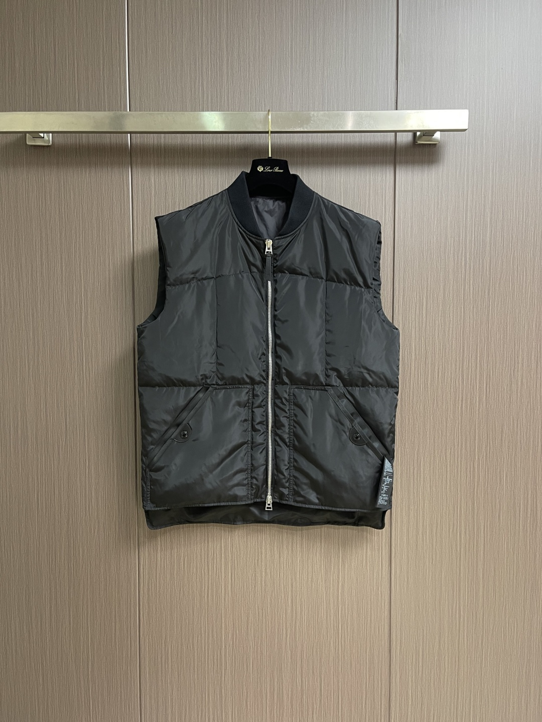 NO:660990,Tom Ford TF's new autumn and winter Italian light luxury 90% white duck down and leather design sleeveless vest down jacket!  The outer layer is made of imported polyester fiber material supplied by customers, which has excellent wear resistance and anti-wrinkle performance. The high energy of TF lies not only in the precise control of cutting and fabrics, but also in the fact that the designer himself is very expert in showing charm value!  The inner checkered quilted down filling is made of 90% white duck down. Its high and even filling content makes the down jacket fluffy and full, with good warmth and temperature locking properties. The overall style is simple and clean, but it does not lose the luxury charm of the brand. The loose tailoring brings a casual feel, and the double slip pockets are equipped with webbing edges and snap-stud fold plackets, which can not only block the cold wind, but also keep warm. The knitted jacquard rib cuff design not only increases the windproof and warm function  , and also gives people a comfortable and skin-friendly touch. The anti-static, anti-diamond velvet silky and thin lining and the long front and short back fit the body shape more easily, allowing you to easily cope with the cold winter weather. The details of the TF stand collar down jacket highlight its excellent quality, making you both warm and fashionable. Whether it is daily leisure or social occasions, it can become your highlight. Choose the TF sleeveless vest down jacket now, so that you can enjoy the warmth and beauty in the cold winter!  Size M-3XL,,tom ford,tom ford,fendi,jackets & coats,down jacket, 19860909Tom Ford TF 秋冬新品意式轻奢90％白鸭绒拼皮设计无袖马甲羽绒服外套！外层选用客供进口聚酯纤维材质,耐磨抗皱性能相当出色.TF的高能点,并不止在于对裁剪和面料的精准把控,而在于设计师本人对于展现魅力值这件事非常行家！内里方格绗缝羽绒填充选用了90％白鸭绒,其高且均匀的充绒含量使羽绒服蓬松饱满,具有良好的保暖锁温性能.整体风格简洁干净,但又不失品牌的奢华魅力.宽松的剪裁带来休闲感,天双插袋配备织带锁边和按扣叠门襟,不仅可以阻挡寒风,还能保持温暖.针织提花罗纹袖口设计不仅增加了防风保暖功能,还给人舒适亲肤的触感.防静电、防钻绒的丝滑轻薄里布和前长后短的版型更加贴合身形,让您轻松应对寒冷的冬季天气.TF家立领羽绒服的细节感彰显其卓越品质,让您既保暖又时尚.无论是日常休闲还是社交场合,它都能成为您的亮点.现在就选择TF家无袖马甲羽绒服,让您在冷冬中享受暖意和美丽！尺码M-3XL,,tom ford,tom ford,fendi,jackets & coats,down jacket, ,Men's clothing