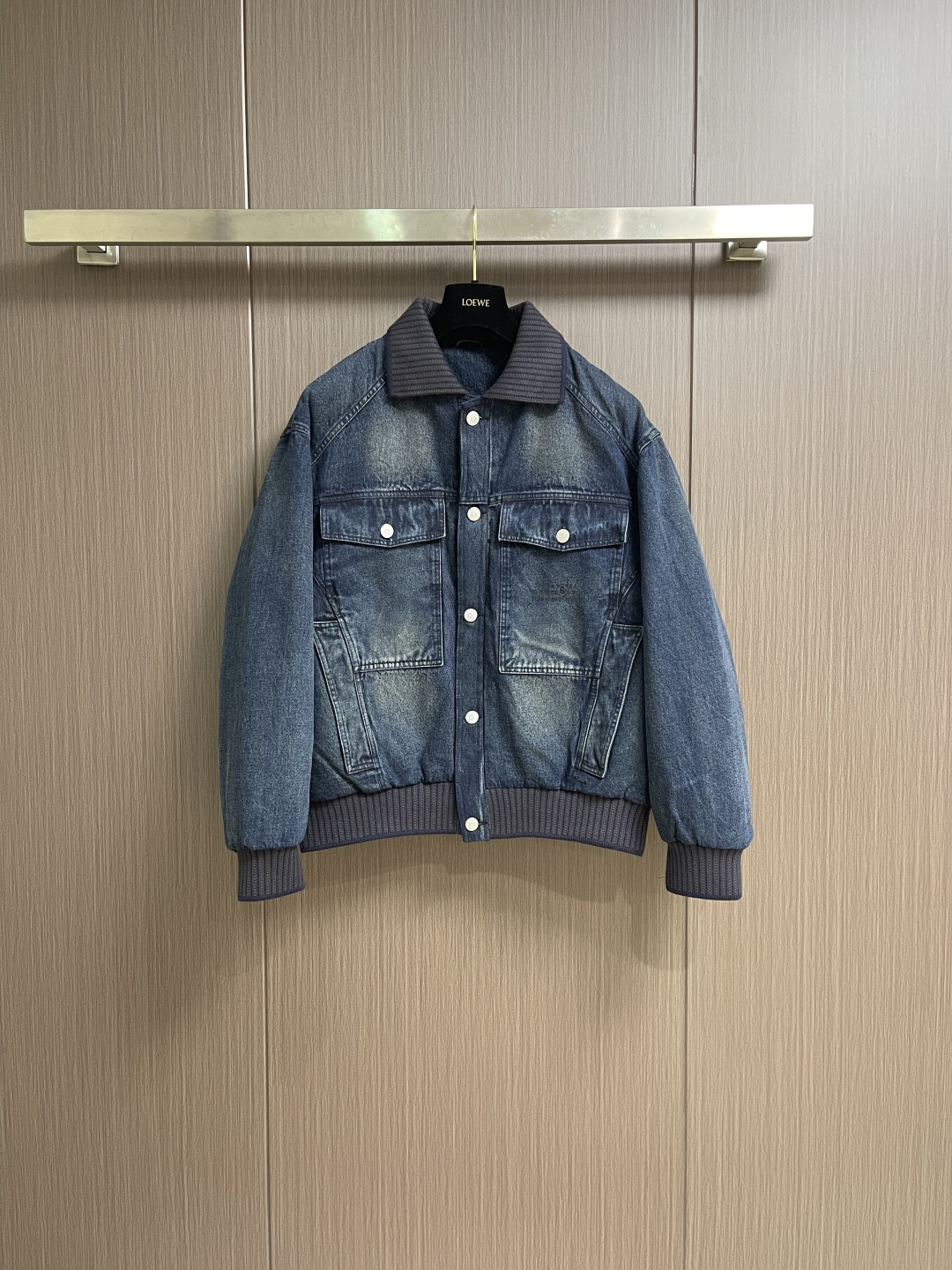 NO:661053,MM6 MaisonMargiela 2025SS new style distressed washed down denim denim jacket for autumn and winter, 90 white duck down, spray color washing process superimposed, with natural distressed effect, loose version, same style for men and women. Size M-XXL, masion margiela, masion margiela, jackets & coats, down jacket,  19860909MM6 MaisonMargiela马吉拉 2025SS秋冬新款做旧洗水羽绒牛仔衣牛仔外套,90白鸭绒 喷色洗水工艺叠加,带有自然做旧效果,宽松版型,男女同款.尺码M-XXL,,masion margiela,masion margiela,jackets & coats,down jacket, ,Men's clothing