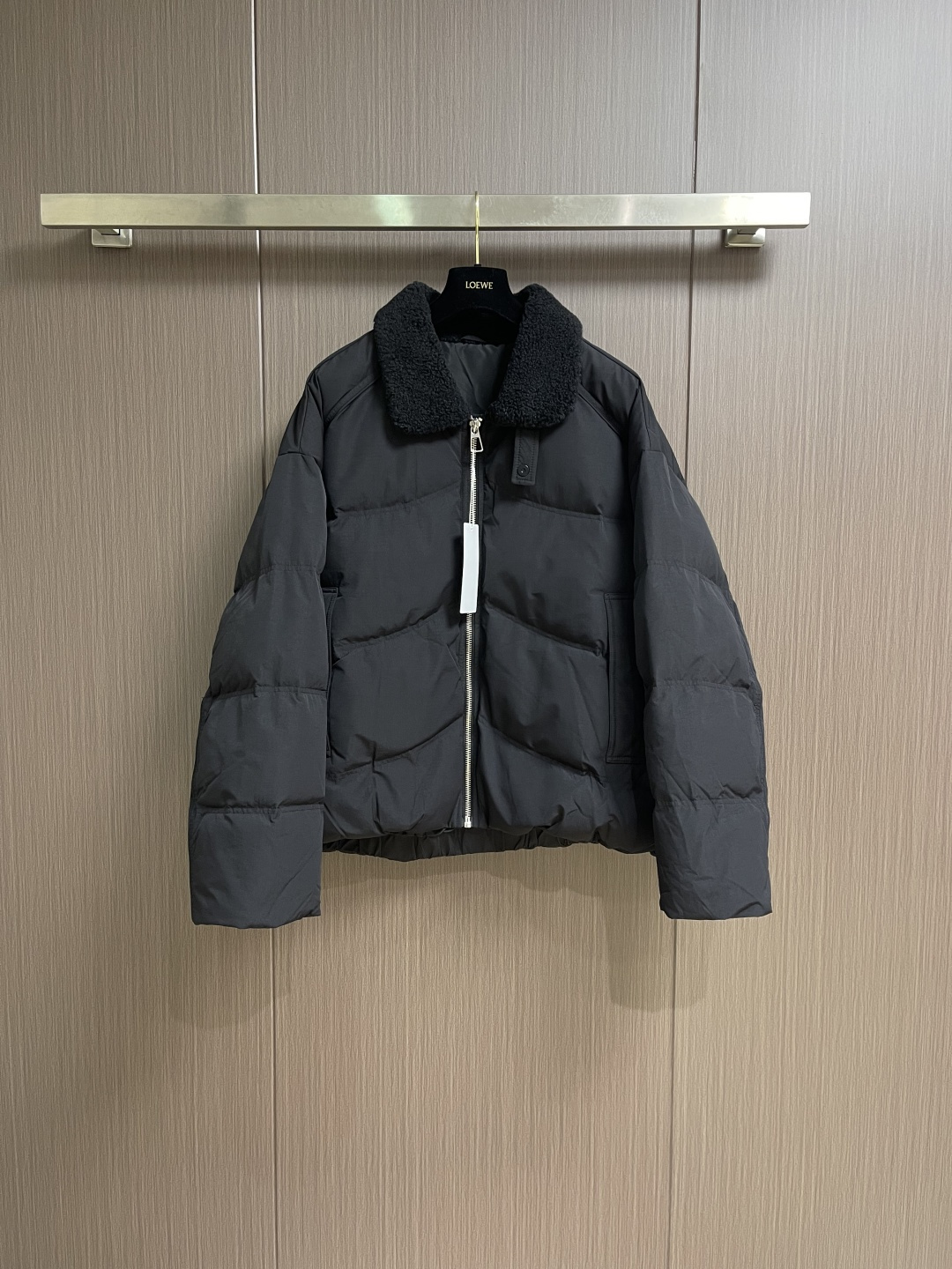 NO:661058,MM6 MaisonMargiela down jacket, 2025ss new autumn and winter down jacket.  90 white duck down, every detail shows high-end craftsmanship. The design changes of structural tailoring show the diverse image changes of men. Slim fit, neat tailoring, satisfying the current popular multi-layered outfits, versatile styles for life. Sizes M-XXL, masion margiela, masion margiela, jackets & coats, down jacket,  19860909MM6 MaisonMargiela马吉拉羽绒服,2025ss秋冬新款羽绒外套．90白鸭绒,处处细节显工艺足够的高级 结构性剪裁的设计改变来展现男士多样的形象变化,修身利落、剪裁合体,满足时下正流行的多层次穿搭,生活百搭款式.尺码M-XXL,,masion margiela,masion margiela,jackets & coats,down jacket, ,Men's clothing