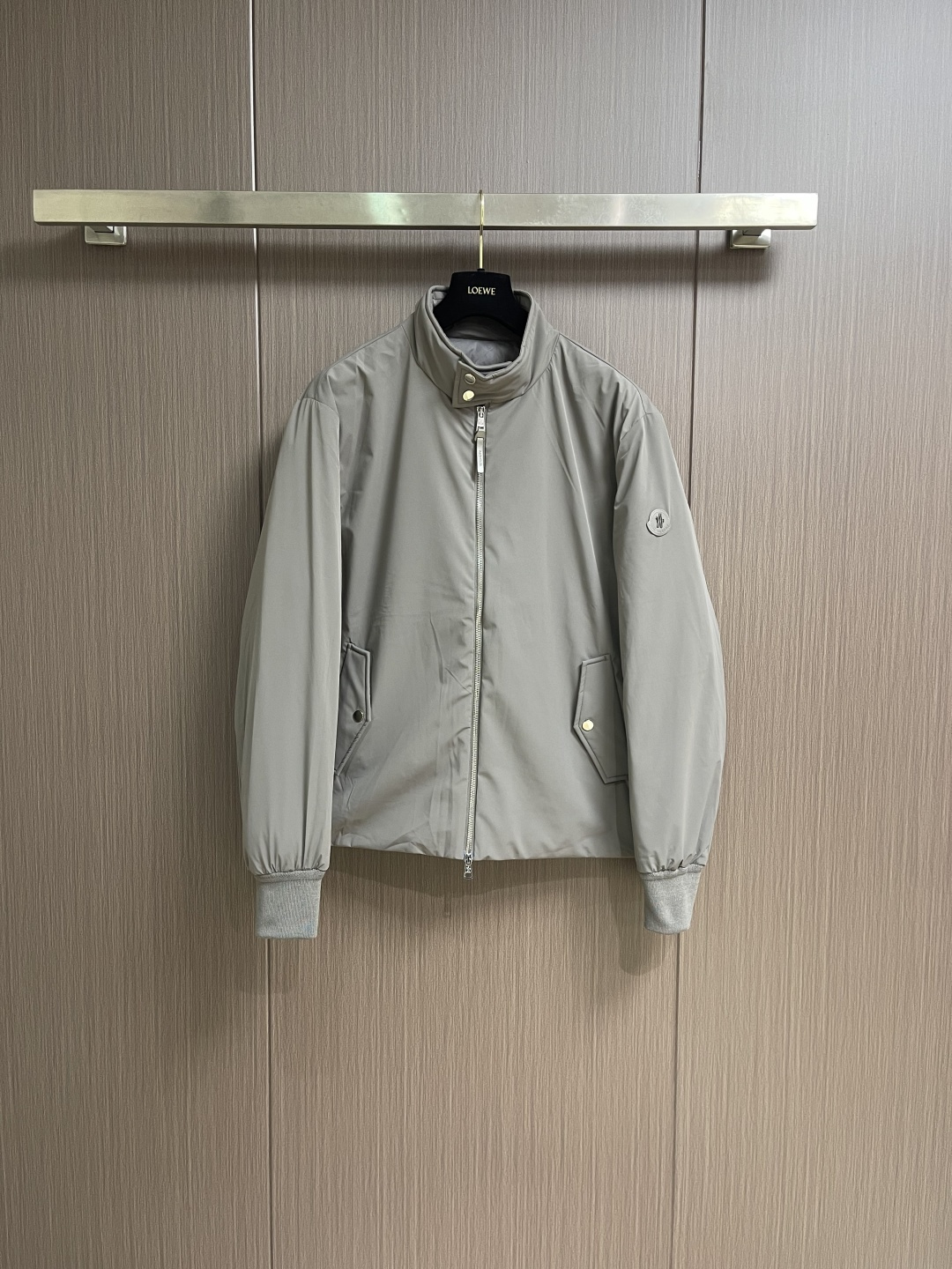 NO:661021,Moncler 2026SS new stand-up collar jacket down jacket. Stand-up collar design, same style for men and women, full of fashion sense. Made of customized fabric, windproof and rainproof, warm and stylish; fluffy and warm; the sleeves and arms are decorated with the brand logo, which is highly recognizable; a down jacket suitable for various occasions. Sizes M-3XL,,jackets & coats,jackets & coats,down jacket, 19860909Moncler 2026SS 新款立领夹克外套羽绒服.立领设计,男女同款,时尚感满满.采用定制面料,防风防雨,保暖有型；蓬松保暖；袖臂饰以品牌logo,辨识度极高；一款适合多种场合穿搭的羽绒服.尺码M-3XL,,jackets & coats,jackets & coats,down jacket, ,Men's clothing