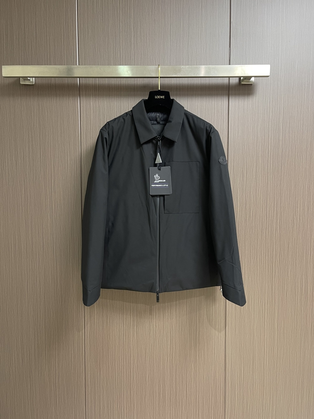 NO:661003,Moncler 2025ss new winter men's down jacket, very handsome. Heavy craftsmanship, 90 down filling, but the fashion stance is as strong as ever, first-class texture, crisp and slim. Classic lapel down, mature and stable style, fine texture, good gloss, and very clear texture, simple and elegant style, strong fashion, version leading the current trend, very good upper body effect, novel fabric, soft feel  Fearless and changeable, blooming in comfort and uniqueness. Calmly and confidently walk the way of urban sportsman's spring clothing. Multi-touch fabric selection, showing the eclectic charm. The upper body will not have any wrinkles, the fit is excellent, the upper body is stylish and handsome, the customized accessories are iconic, and the details determine success or failure. Sizes M-3XL  XL size bust 124 shoulder width 50.2 length 71 2XL size bust 128 shoulder width 51.4 length 73 3XL size bust 132 shoulder width 52.6 length 75,,jackets & coats,down jacket, 19860909Moncler 2025ss冬季新款男士羽绒服外套,帅气爆表.重工艺直冲工艺,90绒填充,但时尚立场坚挺如故,质感一流,挺括修身.经典翻领的羽绒,成熟稳重风,质感细腻,光泽感佳,且纹理非常清晰,款式简洁大气,时尚度强、版型引领当前趋势,上身效果非常好,面料新颖,手感软 无畏多变,舒适与独特中绽放.从容、自信游走都市型男春装之道.多重触感的面料选择,彰显不拘一格的魅力上身不会有任何褶皱,版型极好,上身有型帅气,定制辅料带有标志性,细节决定成败.尺码M-3XL M码 胸围116肩宽47.8 衣长67 L码胸围120 肩宽49 衣长69  XL码 胸围124 肩宽50.2 衣长71 2XL码 胸围128 肩宽51.4衣长73 3XL码 胸围132 肩宽52.6 衣长75,,jackets & coats,down jacket, ,Men's clothing