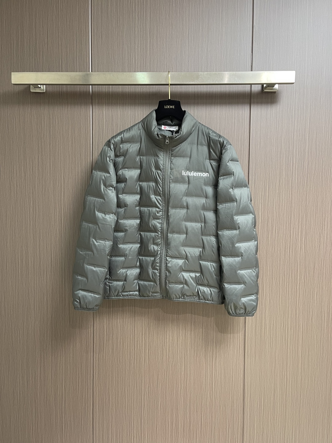 NO:660994,lululemon stand-up collar lightweight down jacket. Filled with 90% national standard white duck down, perfect for warmth retention. The outer layer is windproof, and the heat-pressing process reduces velvet running, making it safe to wear. The three-dimensional cutting is neat, functional and fashionable, and the lightweight concept makes travel easier and more comfortable. Sizes M-3XL  Bust 124 Shoulder 50 Length 69 2XL Bust 128 Shoulder 51 Length 71 3XL Bust 132 Shoulder 52 Length 73,,jackets & coats,down jacket, 19860909lululemon 立领轻薄羽绒外套.填充90国标白鸭绒,保暖力满分.外层防风,热压工艺减少跑绒钻绒,穿着安心.立体裁剪利落,兼具功能性与时尚感,轻量化理念让出行更加轻松舒适.尺码M-3XL M码 胸围116肩宽48 衣长65 L码胸围120 肩宽49 衣长67  XL码 胸围124 肩宽50 衣长69 2XL码 胸围128 肩宽51衣长71 3XL码 胸围132 肩宽52 衣长73,,jackets & coats,down jacket, ,Men's clothing