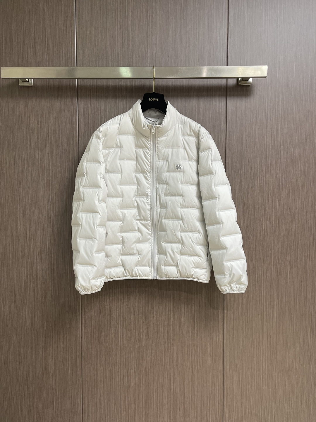 NO:660996,kolonsport lightweight down jacket with stand-up collar. Filled with 90% white duck down, perfect for warmth retention. The outer layer is windproof, and the heat-pressing process reduces velvet running, making it safe to wear. The three-dimensional cutting is neat, functional and fashionable, and the lightweight concept makes traveling easier and more comfortable. Sizes M-3XL M, chest 116, shoulder width 48, length 65, L size, chest 120, shoulder width 49, length 67 XL  Bust 124 Shoulder 50 Length 69 2XL Bust 128 Shoulder 51 Length 71 3XL Bust 132 Shoulder 52 Length 73,,jackets & coats,down jacket, 19860909kolonsport 可隆立领轻薄羽绒外套.填充90国标白鸭绒,保暖力满分.外层防风,热压工艺减少跑绒钻绒,穿着安心.立体裁剪利落,兼具功能性与时尚感,轻量化理念让出行更加轻松舒适.尺码M-3XL M码 胸围116肩宽48 衣长65 L码胸围120 肩宽49 衣长67  XL码 胸围124 肩宽50 衣长69 2XL码 胸围128 肩宽51衣长71 3XL码 胸围132 肩宽52 衣长73,,jackets & coats,down jacket, ,Men's clothing