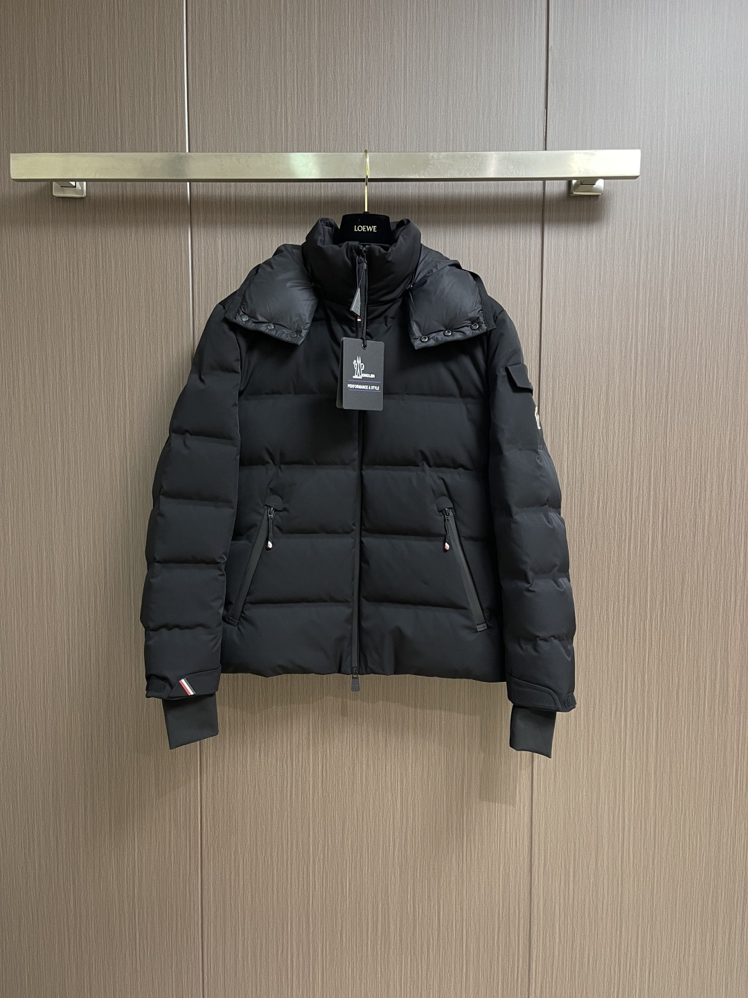 NO:661019,MONCLER  Down jacket with armband pockets and detachable hood, made of high-density windproof nylon fabric, with a stiff and wear-resistant texture, and a water-repellent surface treatment, taking into account outdoor protection and neatness for daily wear; filled with high-fill white duck down, which has excellent warmth retention and a light and weightless upper body; the collar adopts a stand-up collar  The design is equipped with a detachable spliced hood, which is fixed with metal snaps. After disassembly, the shape is more neat and capable, suitable for different scenes; the cuffs are ribbed and spliced with Velcro adjustment design, which can be freely adapted to the thickness of the wrist, and the temperature locking effect is better. Sizes 48-5648  Bust 122 Shoulder width 49 Length 68.5 50 yards Chest 126 Shoulder width 50.2 Length 70.5 52 yards Chest 130 Shoulder width 51.4 Length 72.5 54 yards Chest 134 Shoulder width 52.6 Length 74.5 56 yards Chest 138 Shoulder width 53.8 Length 76.5,,down  jacket,hats, 19860909MONCLER 袖标口袋可拆卸帽羽绒服,采用高密度防风锦纶面料,质地挺括耐磨,表面经防泼水处理,兼顾户外防护性与日常穿着的整洁度；填充高蓬松度白鸭绒,保暖性优异且上身轻盈无负重感；领口采用立领设计,搭配可拆卸式拼接风帽,风帽通过金属按扣固定,拆卸后造型更显利落干练,适配不同场景穿搭；袖口为罗纹拼接魔术贴调节设计,可自由适配手腕粗细,锁温效果更出色.尺码48-5648码 胸围122 肩宽49 衣长68.5 50码 胸围126 肩宽50.2 衣长70.5 52码 胸围130 肩宽51.4衣长72.5 54码 胸围134 肩宽52.6 衣长74.5 56码 胸围138 肩宽53.8 衣长76.5,,down jacket,hats, ,Men's clothing