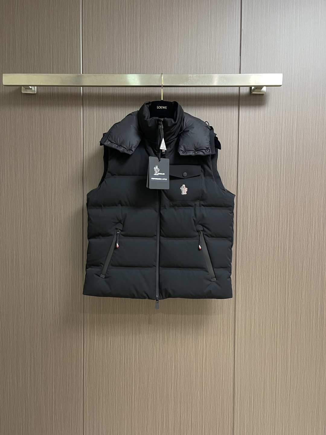 NO:661056,MONCLER  Sleeveless vest down jacket with detachable hood on the chest pocket. It is made of high-density windproof nylon fabric. The texture is stiff and wear-resistant. The surface is treated with water-repellent treatment, taking into account outdoor protection and neatness for daily wear. It is filled with high-fill white duck down to protect the skin.  It has excellent warmth and is light and weightless on the upper body; the neckline adopts a stand-up collar design and is equipped with a detachable spliced hood. The hood is fixed with metal snaps. After detachment, the shape becomes more neat and capable, suitable for different scenarios; size 48-56  Size 48, bust 116, shoulder width 43.8, length 64, size 50, bust 120, shoulder width 45, length 66, size 52, size 54, bust 124, shoulder width 46.2, length 68, size 54, size 56, bust 132, shoulder width 48.6, length 72, down jacket, hats, alexander  wang19860909MONCLER 胸前口袋可拆卸帽无袖马甲羽绒服,采用高密度防风锦纶面料,质地挺括耐磨,表面经防泼水处理,兼顾户外防护性与日常穿着的整洁度；填充高蓬松度白鸭绒,保暖性优异且上身轻盈无负重感；领口采用立领设计,搭配可拆卸式拼接风帽,风帽通过金属按扣固定,拆卸后造型更显利落干练,适配不同场景穿搭；尺码48-56 48码 胸围116 肩宽43.8衣长64 50码 胸围120 肩宽45 衣长66 52码 胸围124 肩宽46.2 衣长68 54码 胸围128 肩宽47.4 衣长70 56码 胸围132 肩宽48.6 衣长72,,down jacket,hats, ,Men's clothing