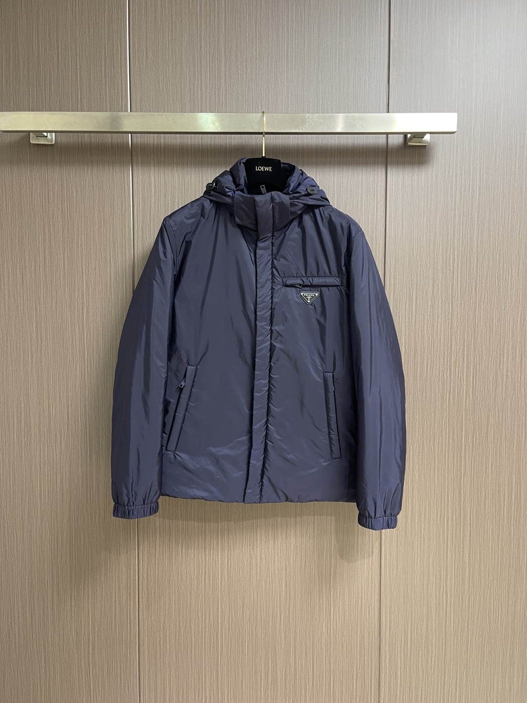 NO:661000,Prada  The hooded down jacket is made of the brand's iconic regenerated nylon fabric, which has the same performance as traditional nylon and has high strength, tear resistance, abrasion resistance and other properties. Its texture is light, and it is also waterproof and suitable for many scene needs. It is anti-wrinkle and quick-drying and is easy to use in daily life.  Regular care and maintenance, attention to detail, such as the collar, cuffs and hem are carefully cut and sewn to ensure that the entire down jacket looks exquisite and stylish. The triangle logo on the chest is cleverly integrated into Prada's brand elements to enhance the brand's recognition. Sizes 48-56  Size 48, bust 118, shoulder width 46.8, length 68, size 50, bust 122, shoulder width 48, length 70, size 52, size 54, bust 130, shoulder width 50.4, length 74, size 56, bust 134, shoulder width 51.6, length 76, prada, down  jacket,hats, 19860909Prada 连帽羽绒服,面料选用品牌标志性的再生尼龙面料,与传统尼龙性能相当,具备高强度,抗撕裂,耐磨损等特性.其质地轻盈,同时又具备防水功能适合多场景需求.抗皱,快干的特点也易于日常打理维护,注重细节处理,如领口、袖口和下摆都经过精心剪裁与缝制,确保整件羽绒服看起来精致而有型.胸口三角标巧妙地融入Prada的品牌元素,提升品牌的辨识度.尺码48-56 48码 胸围118 肩宽46.8衣长68 50码 胸围122 肩宽48 衣长70 52码 胸围126 肩宽49.2 衣长72 54码 胸围130 肩宽50.4 衣长74 56码 胸围134 肩宽51.6 衣长76,,prada,down jacket,hats, ,Men's clothing