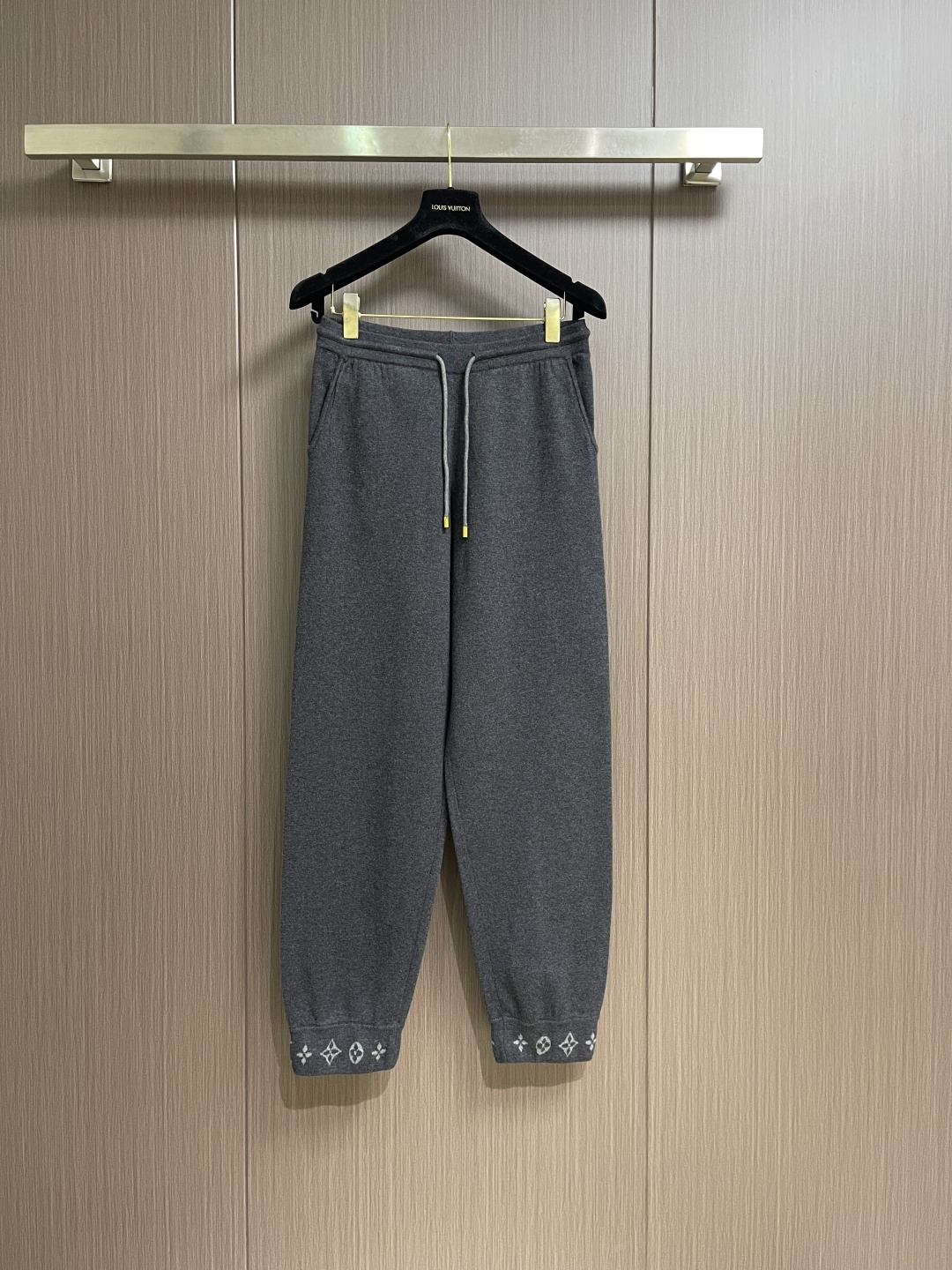 NO:660985,LV wool knitted printed leggings trousers, wool custom-dyed 48s cashmere blended imported yarn, imported Stoll 14-needle double-sided jacquard craftsmanship, a single piece takes 280 minutes, the pockets are made of 60s modal cotton, the cashmere feels very soft and waxy, has high warmth retention, customized logo zipper, specific three-label washing, the overall routing is straight and delicate, the fabric is comfortable and soft, the color is consistent and no color difference  It can be matched with the same style to create a fashionable look, and can be used in various occasions. Customized accessories, complete with three standards, same style for men and women!  Size S-XL Size S, length 102, waist 70, leg 16, size M, length 104, waist 74, leg 16.5, size L, length 106, waist 78, leg 17, size XL, length 108, waist 82, leg 17.5,,louis vuitton, 19860909LV 羊毛针织印花束脚长裤 毛料订染48s羊绒混纺进口纱线,进口斯托尔14针双面勿针提花工艺,单件耗时280分钟件,口袋选用60s莫代尔棉,羊绒手感非常软糯、具有较高的保暖性,订做logo拉链,特定三标水洗,整体走线平直细腻,面料舒适柔软,颜色一致无色差 能与同款搭配营造时尚造型,驾驭各种场合,定制辅料,三标齐全,男女同款！尺码S-XL S码 裤长102 腰围70裤脚16 M码 裤长104 腰围74 裤脚16.5 L码裤长106 腰围78 裤脚17 XL码裤长108腰围82 裤脚17.5,,louis vuitton, ,Men's clothing