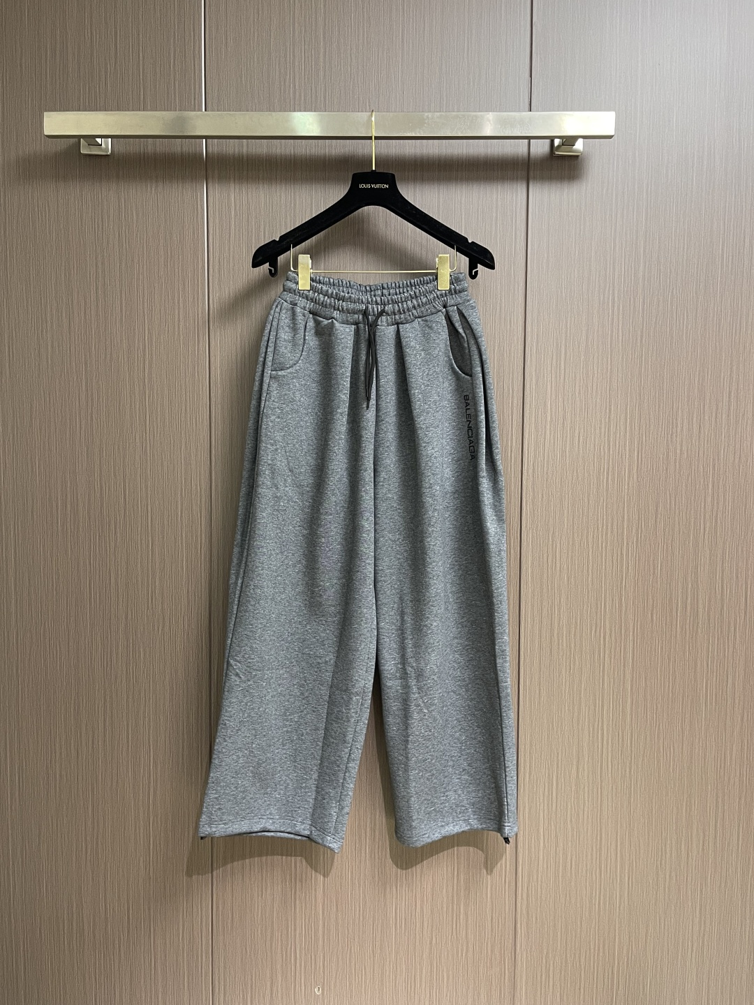 NO:661010,Balenciaga 2025 SS new straight-leg velvet casual sweatpants for autumn and winter, simple and fashionable new custom-made fabrics, comfortable to wear, low-key yet luxurious, fashionable and high-end design. Needless to say, the style and cut of the pants are exquisite and vivid.  Really first-class, top-quality materials. Really top-notch elastic waisted straight pants. The quality is outstanding. They have been washed with heavy water to make them very soft!  Not picky, the upper body is absolutely stylish and extremely luxurious. Sizes M-XXL, balenciaga,  19860909Balenciaga 2025SS秋冬新款直筒加绒休闲卫裤,简约时尚新款定制面料,身穿手感舒适 低调不失奢华 设计时尚高端 裤型款式和裁剪亦无需多言 上身精致跃然．真正一等一顶级质料 真正殿堂级的松紧腰直筒裤,品质卓然,经过重水洗使得很柔软！不挑人 上身绝对的有型 极度奢华.尺码M-XXL,,balenciaga, ,Men's clothing