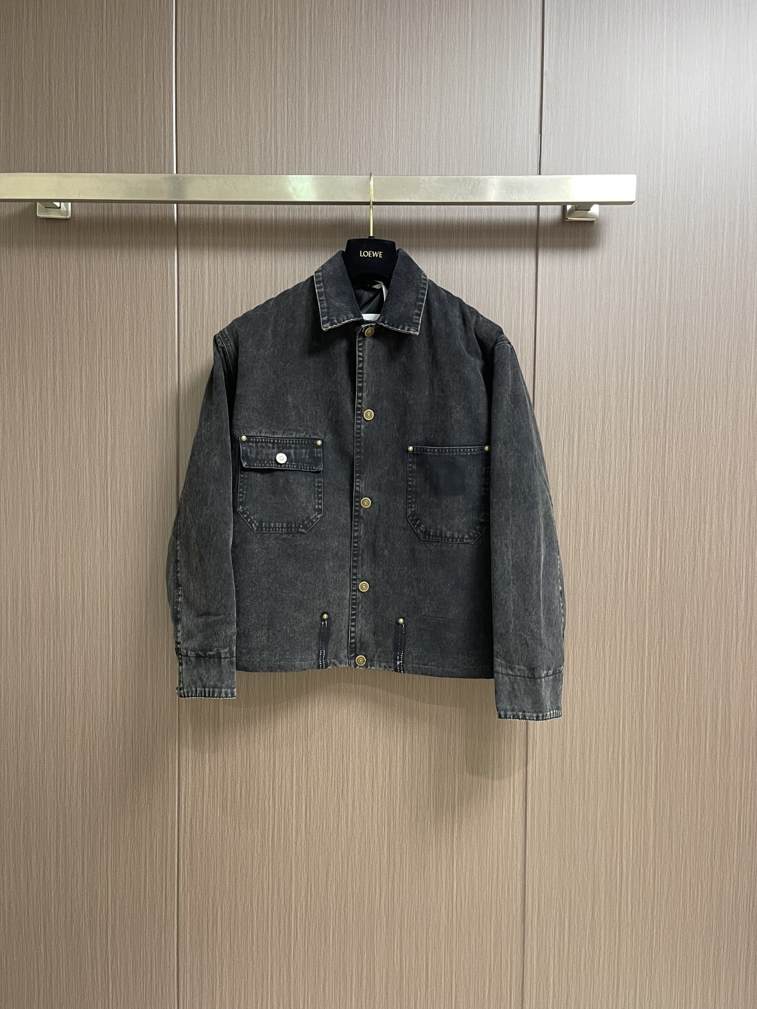 NO:661048,Maison Margiela MM6  The denim work jacket with square stitching is made of selected fabrics to ensure a soft touch and good durability. The design of the jacket is simple and classic, with neat lapel lines and metal single-breasted closure giving the overall low-key texture. The double chest pocket design is both decorative and practical, with a slim silhouette, suitable for daily use.  Often paired with it. The craftsmanship pays attention to the details, the stitching is even and neat, and the inner surface is flat and not easy to deform. The entire jacket pursues the balance between wearing comfort and crispness. Both the material selection and the production process reflect the brand's consistently high standards, presenting a low-key and refined fashion style. Sizes S-XL  Size S Shoulder Width 51 Chest 128 Length 67 Size M Shoulder Width 52 Chest 132 Length 69 L Size Shoulder Width 53 Chest 136 Length 71 XL Shoulder Width 54 Chest 140 Length 73,,masion margiela,jackets & coats,jackets & coats, 19860909Maison Margiela MM6 四角标缝线牛仔工装外套,采用精选面料制作而成,确保触感柔软且具备良好耐久度.外套设计简约而经典,翻领线条利落,金属单排扣开合赋予整体低调质感.胸前双口袋设计兼具装饰性与实用性,轮廓修身,适合日常搭配.工艺上注重细节处理,缝线均匀工整,内里处理平整不易变形.整件夹克追求穿着舒适度与版型挺括感的平衡.无论是材质选择还是制作过程体现品牌一贯的高标准,呈现出低调精致的时装风格.尺码S-XL  S码肩宽51 胸围128 衣长67 M码 肩宽52 胸围132 衣长69 L码肩宽53 胸围136 衣长71 XL码 肩宽54 胸围140 衣长73,,masion margiela,jackets & coats,jackets & coats, ,Men's clothing