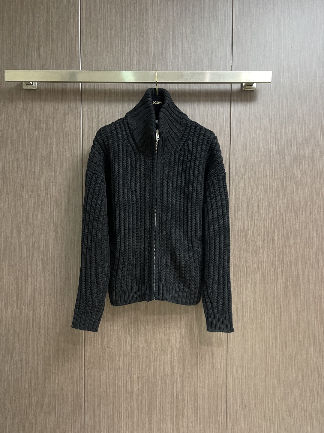 NO:661035,Acne Studios embroidered zipper knitted sweater jacket. Custom-woven mellow black woolen texture. Full texture, thick and solid. Every inch of fiber contains heavy warmth. With rich black as the main color, it exudes an irresistible charm. The longitudinal knitted lines on the front panel are more profound and three-dimensional. The exquisite zipper design is cleverly integrated into the knitted jacket, making the jacket instantly rejuvenated. The white embroidered logo on the back panel stands out on the black in an elegant manner.  With the story of the brand and the accumulation of history, the heavy texture is everywhere showing its luxurious charm. It shows a unique fashion attitude in minimalism. It adopts imported machine embroidery technology and uses advanced computer control systems and precision mechanical parts to realize Acne's seasonal embroidery logo work with high precision. The lines are smooth and delicate. Garment washing water is softened and deodorized. The clothes are deeply cleaned and deodorized through professional washing equipment and specific detergents.  Improve the feel and appearance of clothing. Sizes S-XL,acne studios,dior,jackets & coats,sweaters, 19860909Acne Studios 刺绣拉链针织毛衣外套 定织醇黑粗纺羊毛肌理料 质感十足 厚重扎实 每一寸纤维都蕴含着沉甸甸的暖意 以浓郁的黑色作主色调 散发着令人难以抗拒的魅力前幅一条条纵向的针织纹路更显深邃与立体 精致的拉链设计巧妙地融入针织外套 让外套瞬间焕发活力 后幅白色刺绣徽标以一种优雅的姿态跃然于黑色之上 带着品牌的故事与历史的沉淀 沉甸甸地质感无处不在展示它的奢华魅力 在极简中彰显出独特的时尚态度 采用进口机刺绣工艺 使用先进的计算机控制系统和精密的机械部件 实现Acne当季刺绣徽标作业 精度高 线条流畅而细腻 成衣洗水加软去味工艺 通过专业的洗涤设备和特定的洗涤剂 对衣物进行深度清洁和去味处理 改善衣物的手感和外观.尺码S-XL,,acne studios,dior,jackets & coats,sweaters, ,Men's clothing