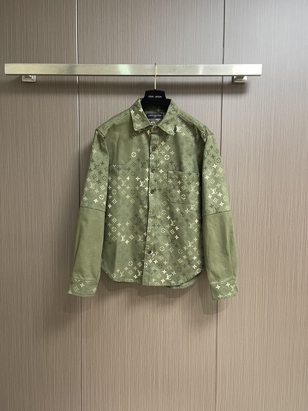 NO:661037,LV work jacket-style shirt, this work jacket-style shirt is made of cotton canvas with Monogram Surplus print on it. The plain inlays on the sleeves and the right shoulder collide with each other to create a unique splicing effect. The Marque 1.Vuitton Deposee leather patch on the back highlights the brand identity. It can be stacked with other items in the same series. Sizes S-XL S size shoulder width 50.5 bust 110 length 76 M size shoulder width 52  Bust 114 Length 77.5 L shoulder width 53.5 Bust 118 Length 79 XL shoulder width 55 Bust 122 Length 80.5,,louis vuitton,jackets & coats,shirts, 19860909LV 工装夹克式衬衫,本款工装夹克式衬衫选用棉质帆布,Monogram Surplus 印花铺其上.衣袖与右肩的素色嵌饰碰撞出别致的拼接效果.背部的Marque 1.Vuitton Deposee 皮革贴饰彰显品牌身份.可与同系列其他单品叠搭.尺码S-XL  S码肩宽50.5 胸围110 衣长76 M码 肩宽52 胸围114 衣长77.5 L码肩宽53.5 胸围118 衣长79 XL码 肩宽55 胸围122 衣长80.5,,louis vuitton,jackets & coats,shirts, ,Men's clothing