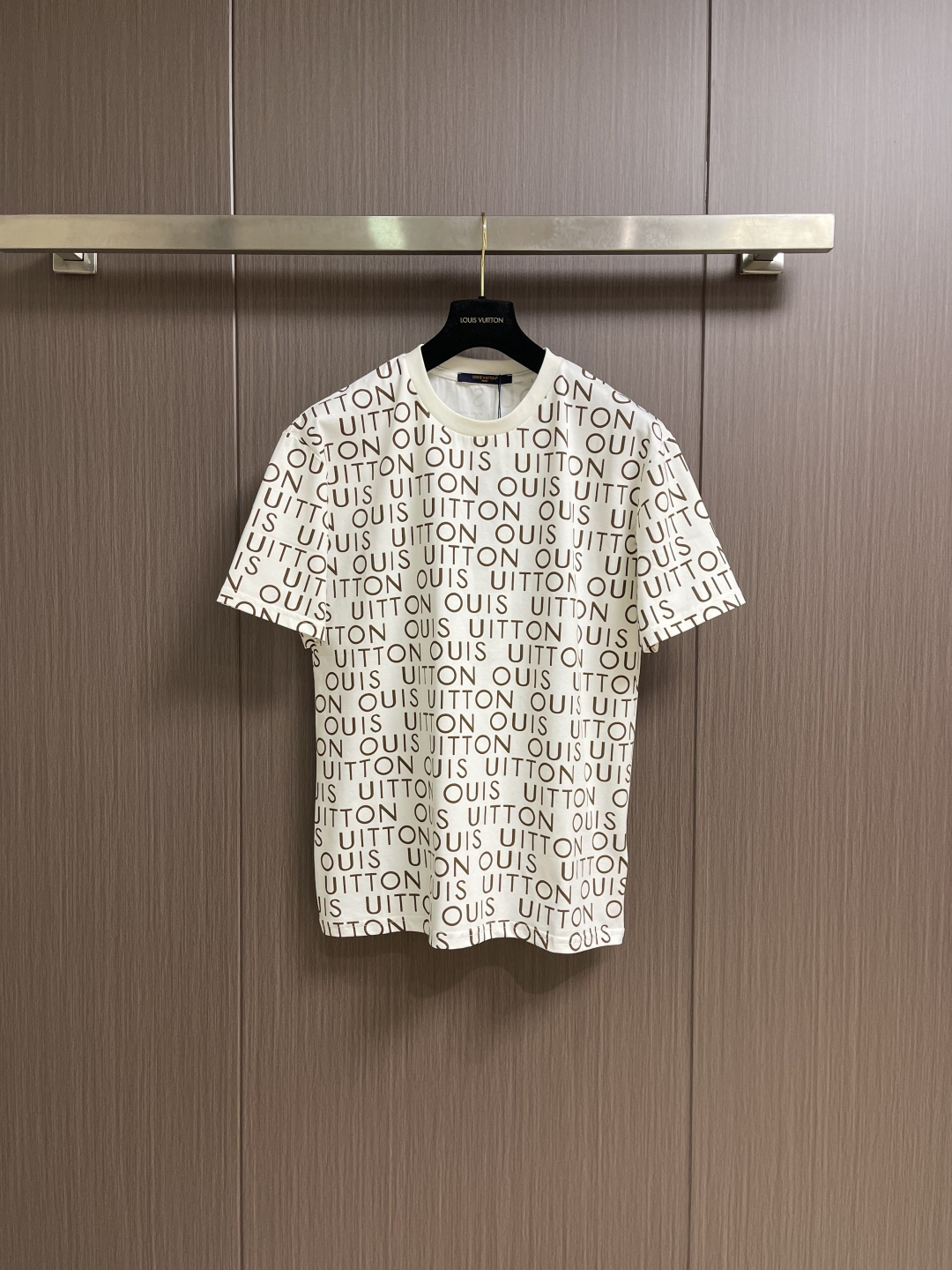 NO:661015,LV 2026ss spring and summer new product animal series round neck short-sleeved T-shirt, 280g cotton fabric, soft and skin-friendly, wide and drapey. Fine workmanship with four-line dense edges, full-width printing, white ink direct printing process, complete three standards, same style for men and women. Sizes S-XL S size shoulder width 56.5 bust 106 length 70 M size shoulder width 58 bust 110 length 72  L size, shoulder width 60.5, chest size 114, length 7419860909LV 2026ss春夏新品动物系列圆领短袖T恤,全棉280g面料,柔软亲肤,挺阔有垂坠感.四线密边做工精细,全幅满印,白墨直喷工艺,三标齐全,男女同款.尺码S-XL  S码肩宽56.5 胸围106 衣长70 M码 肩宽58 胸围110 衣长72 L码肩宽60.5 胸围114 衣长74 XL码 肩宽62 胸围118 衣长76,,louis vuitton,T-shirt,tees，t-shirt, ,Men's clothing