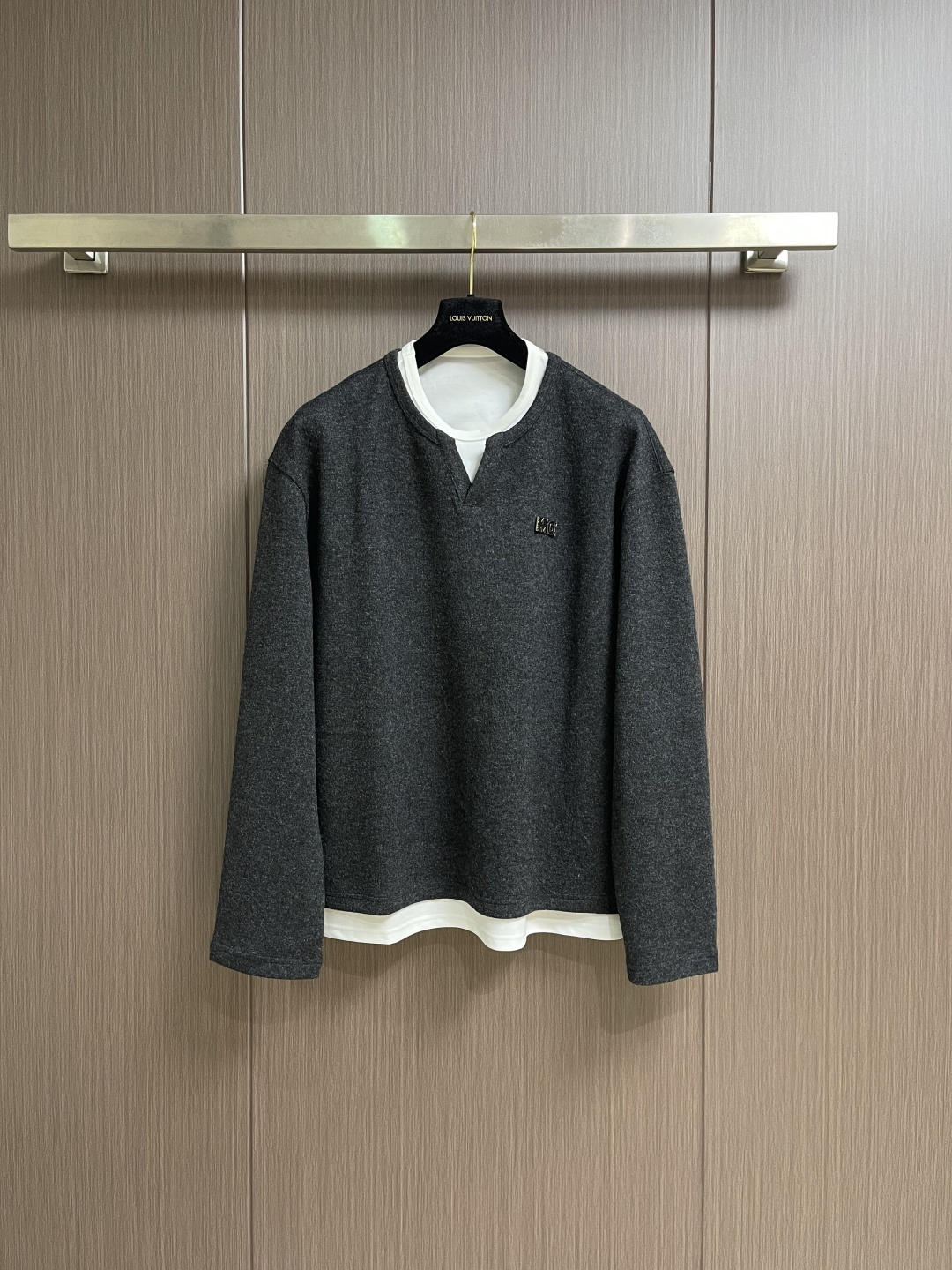 NO:661066,MM6 fake two-piece V-neck knitted sweater, two fake pieces of contrasting colors are gathered into one. The neckline and tail are spliced ​​with pure cotton fabric to highlight the layering. Personalized interpretation, interpreting the layering from a modern perspective, creating a playful shape and freedom. The overall line is straight and delicate, the fabric is comfortable and soft, and the color is consistent without color difference. It can be matched with the same style to create a fashionable look and control various occasions. Customized accessories, complete three standards, same style for men and women!  Size M-XXL,,masion margiela,sweaters, 19860909MM6 假两件V领针织毛衣,撞色假两件汇聚于一件中,领口,衣尾拼接纯棉面料凸出层次感,个性化的诠释,从现代视角诠释层次感,打造俏皮造型和自由.整体走线平直细腻,面料舒适柔软,颜色一致无色差 能与同款搭配营造时尚造型,驾驭各种场合,定制辅料,三标齐全,男女同款！尺码M-XXL,,masion margiela,sweaters, ,Men's clothing