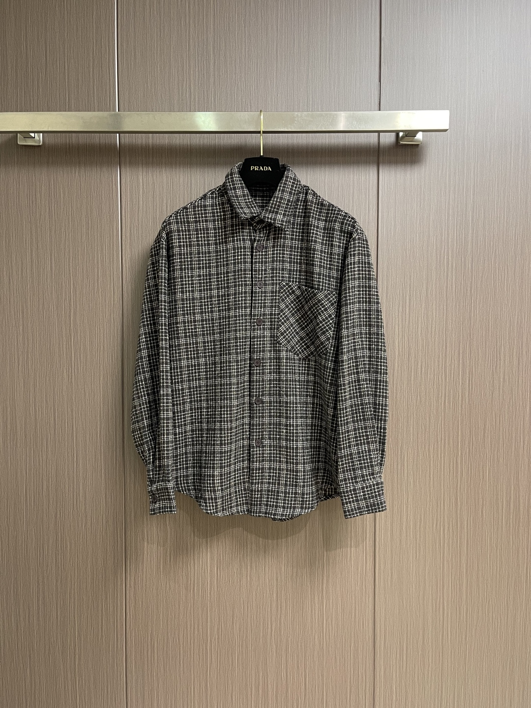 NO:661063,Martin Margiela MM6 2026SS early spring new plaid long-sleeved shirt. The fabric is custom-dyed and has a thick feel. The texture is warm, soft and textured. It is skin-friendly, stiff and stylish. The classic flocking logo design on the back matches well and is durable. Sizes S-XL, masion margiela, shirts,  19860909Martin Margiela MM6 2026SS早春新款格纹长袖衬衫,面料定制定染,手感厚实,质地穿着保暖柔软有质感,亲肤贴合挺括有型,后背经典的植绒logo标识设计很好搭配 经久耐穿.尺码S-XL,,masion margiela,shirts, ,Men's clothing