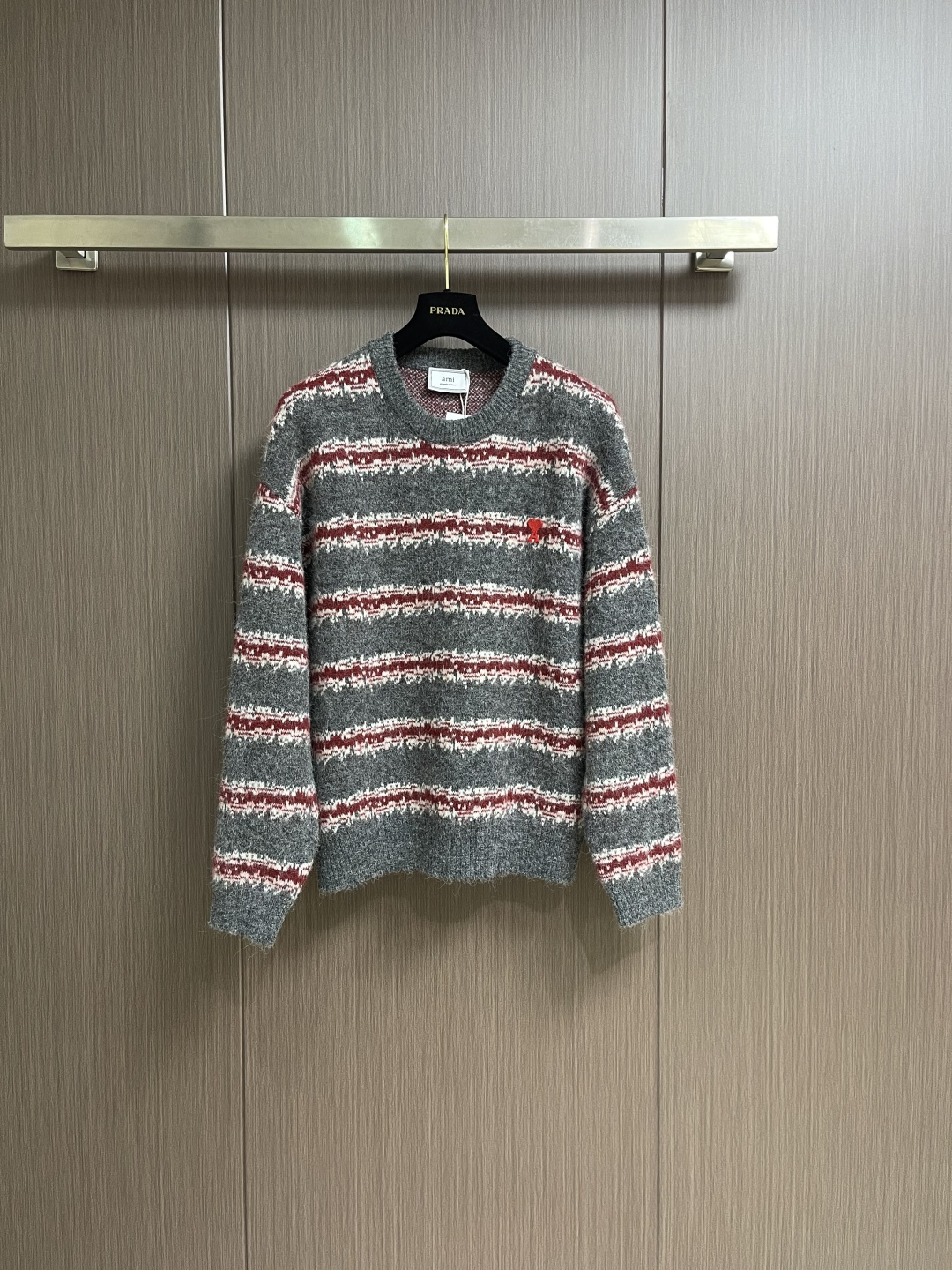 NO:661070,AMI Christmas series contrasting striped knitted sweater. This sweater is made of virgin sheep wool and logo embroidery. It uses special intarsia technology and contrasting colors to show personality and create a Christmas atmosphere. Sizes M-XXL,,sweaters, 19860909AMI 圣诞系列撞色条纹针织毛衣,这款毛衣采用初剪绵羊毛与徽标刺绣结合、以特制作嵌花工艺与反差配色昭示个性、塑造圣诞氛围.尺码M-XXL,,sweaters, ,Men's clothing