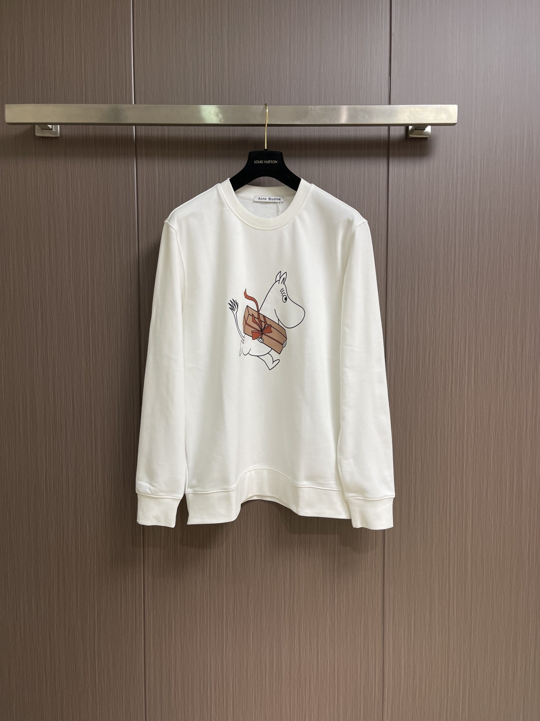 NO:660992,Acne Studios 2026SS early spring new cartoon print crew neck sweatshirt, together with the classic character Moomin family written by Finnish artist Tove Jansson, launches a new capsule series. This cooperation continues the shared Scandinavian cultural roots of both parties, presenting a series full of fun and creativity, which perfectly integrates the brand spirit. Acne Studiosx  Moomin's unisex cartoon print loose sweatshirt is suitable for everyday looks. It has a consistent simple style and is deeply inspired by Moomin's spirit of optimism, friendship and exploration. It encourages wearers to maintain curiosity and childlike innocence in daily life and show unique self-expression. It has the iconic cartoon Moomin print on the chest and Acne Studiosx on the back.  Moomin's words, both text expressions and cartoon images, are very recognizable and show the personality of the joint brand. It cleverly combines the Nordic fantasy world with modern design, injecting more creativity and joy into fashion. Both men and women can enjoy childlike fun together. Sizes M-XXL,,acne studios,dior,hoodie,sweatshirts, 19860909Acne Studios 2026SS早春新款卡通印花圆领卫衣,携手芬兰艺术家Tove Jansson笔下的经典角色姆明家族,推出全新胶囊系列.此次合作延续双方共同的斯堪的纳维亚文化根源,呈现出一个充满趣味与创意的系列,完美融合品牌精神.Acne Studiosx Moomin男女同款卡通印花宽松卫衣,适合日常的造型,一贯的简约风格,也深受Moomin乐观、友谊与探索精神的启发,鼓励穿着者在日常生活中保持好奇与童心,展现独特的自我表达,胸前标志性的卡通姆明印花,后背有着Acne Studiosx Moomin的字样,无论是文字表达还是卡通形象都很有辨识度的展现了联名的个性,将北欧的幻想世界与现代设计巧妙结合,为时尚注入更多创意与欢乐,男女均可一起享受童趣.尺码M-XXL,,acne studios,dior,hoodie,sweatshirts, ,Men's clothing