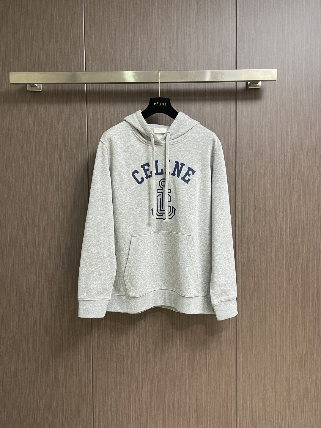 NO:660993,CELINE 2026SS early spring new anchor flocked letter hooded sweatshirt, 430g cotton terry cloth!  The chest has an anchor-themed flocking print inspired by retro nautical style!  Highly recognizable!  Drawstring hood!  Kangaroo hood!  Raglan sleeves and dropped shoulders!  Size M-XXL,,celine,hoodie,sweatshirts,hats, 19860909CELINE 2026SS早春新款船锚植绒字母连帽卫衣,430克全棉毛圈布！胸前以复古航海风为灵感船锚主题植绒印花造型！辨识度极高！抽绳连帽！袋鼠帽兜！插肩袖落肩设计！尺码M-XXL,,celine,hoodie,sweatshirts,hats, ,Men's clothing