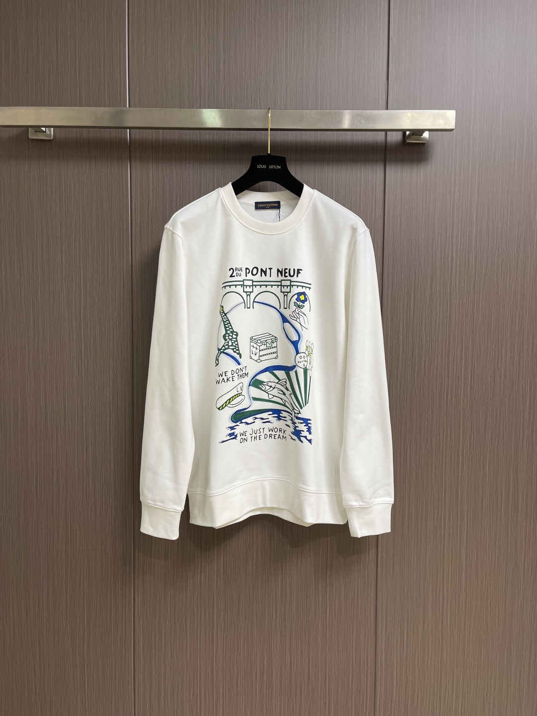 NO:660989,LV  2026SS new early spring round neck sweatshirt, the fabric is made of 16S double yarn + 10S fish scale bottom brushed fabric, 380g, and 21S double yarn rib fabric, 470g. The terry is composed of three threads: veil, binding yarn and base yarn. Taking into account breathability and comfort, the overall lightness and comfort have a good silhouette. It is characterized by soft feel, solid texture, and outstanding extensibility.  Elasticity, wrinkle resistance, and hygroscopicity. Strong fastness anti-sublimation multi-color suede foaming paste printing is a special printing process designed to provide high-strength printing effects and prevent color sublimation and diffusion. Made through precise formula and control process, it not only provides full and full color effects, but also meets fastness requirements to ensure that it will not fade or be damaged easily. Size M-XXL, Louis  vuitton,hoodie,sweatshirts, 19860909LV 2026SS早春新款圆领卫衣,面料采用16S双纱＋10S鱼鳞底磨毛面料,380g,搭配21S双纱罗纹面料,470g.毛圈是三线是面纱,绑纱,底纱所组成的.兼顾透气性与舒适度,整体轻薄舒适又具有很好的廓形.其特点是手感松软、质地扎实,且具有杰出的延伸性、弹性、抗皱性、和吸湿性.强牢度防升华多色绒面发泡浆印花是一种特殊的印花工艺,旨在提供高强度的印花效果,并防止颜色升华和扩散.经过精确配方和控制工艺制成,既提供色彩饱满、饱满度高的效果,又能满足牢度要求,确保不会轻易掉色或损伤.尺码M-XXL,,louis vuitton,hoodie,sweatshirts, ,Men's clothing